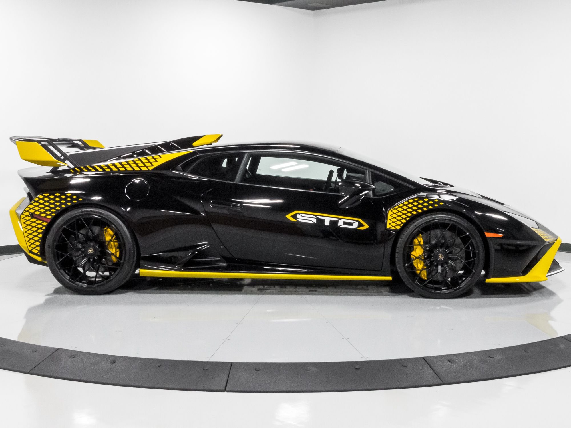 2022 Lamborghini Huracan STO, 2/17