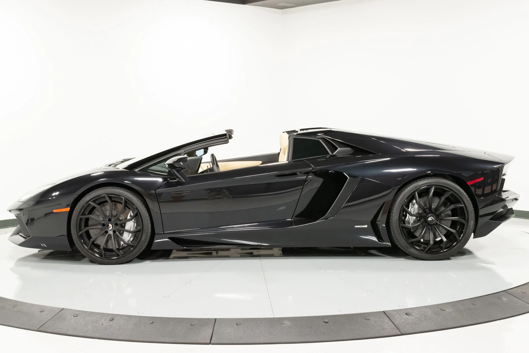 2016 Lamborghini Aventador Roadster, 4/15