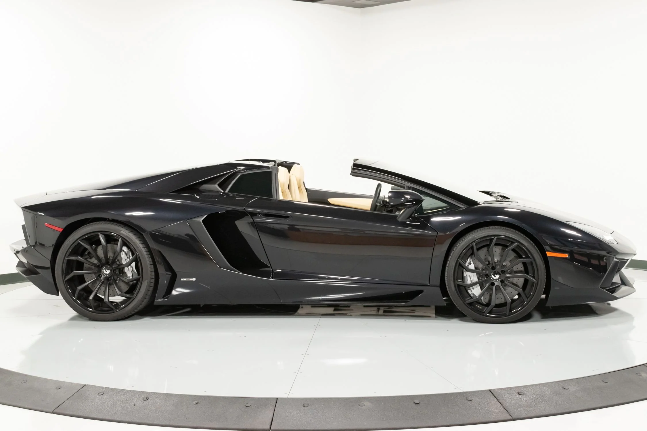 2016 Lamborghini Aventador Roadster, 12/15