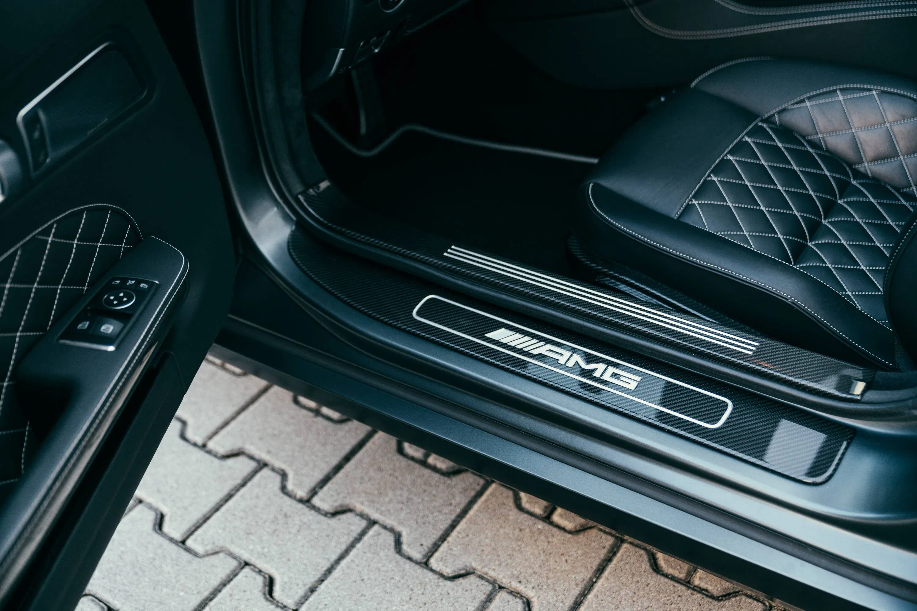 2014 Mercedes-Benz SLS AMG GT Final Edition Roadster interior, door sill