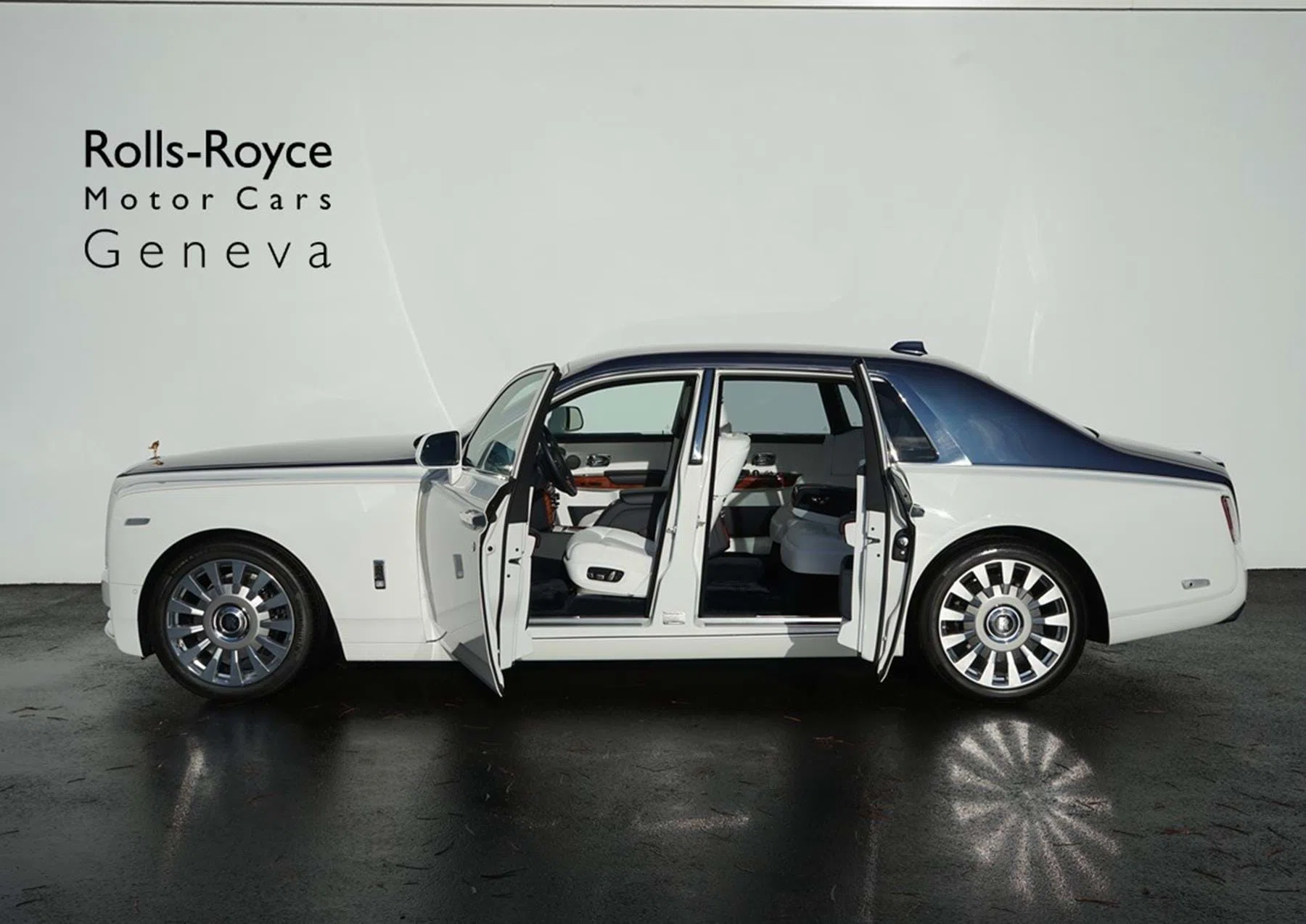 2017 Rolls-Royce Phantom VIII English White & Iguazu Blue
