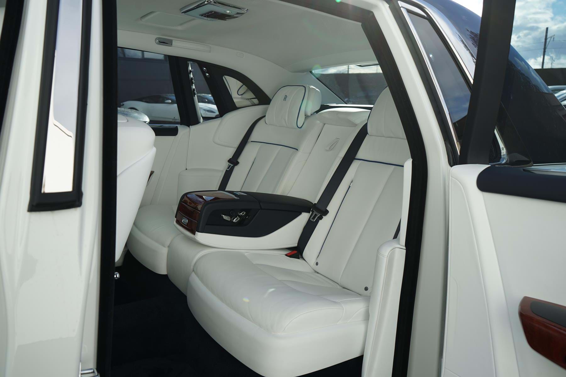 2017 Rolls-Royce Phantom VIII English White & Iguazu Blue, 2/20
