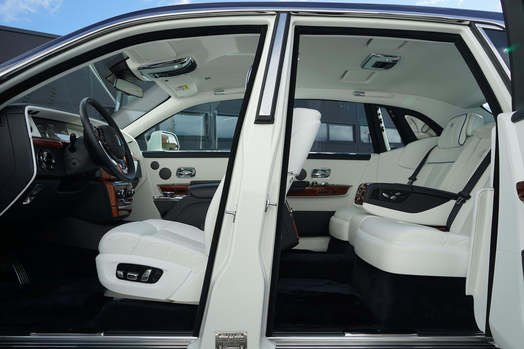 2017 Rolls-Royce Phantom VIII English White & Iguazu Blue, 3/20