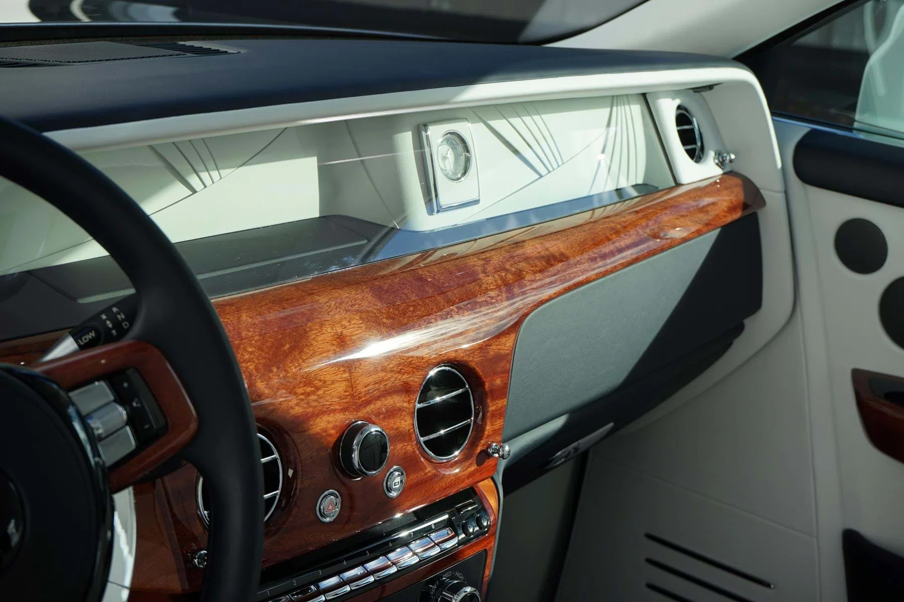 2017 Rolls-Royce Phantom VIII English White & Iguazu Blue interior, door panel, Arctic White & Navy Blue