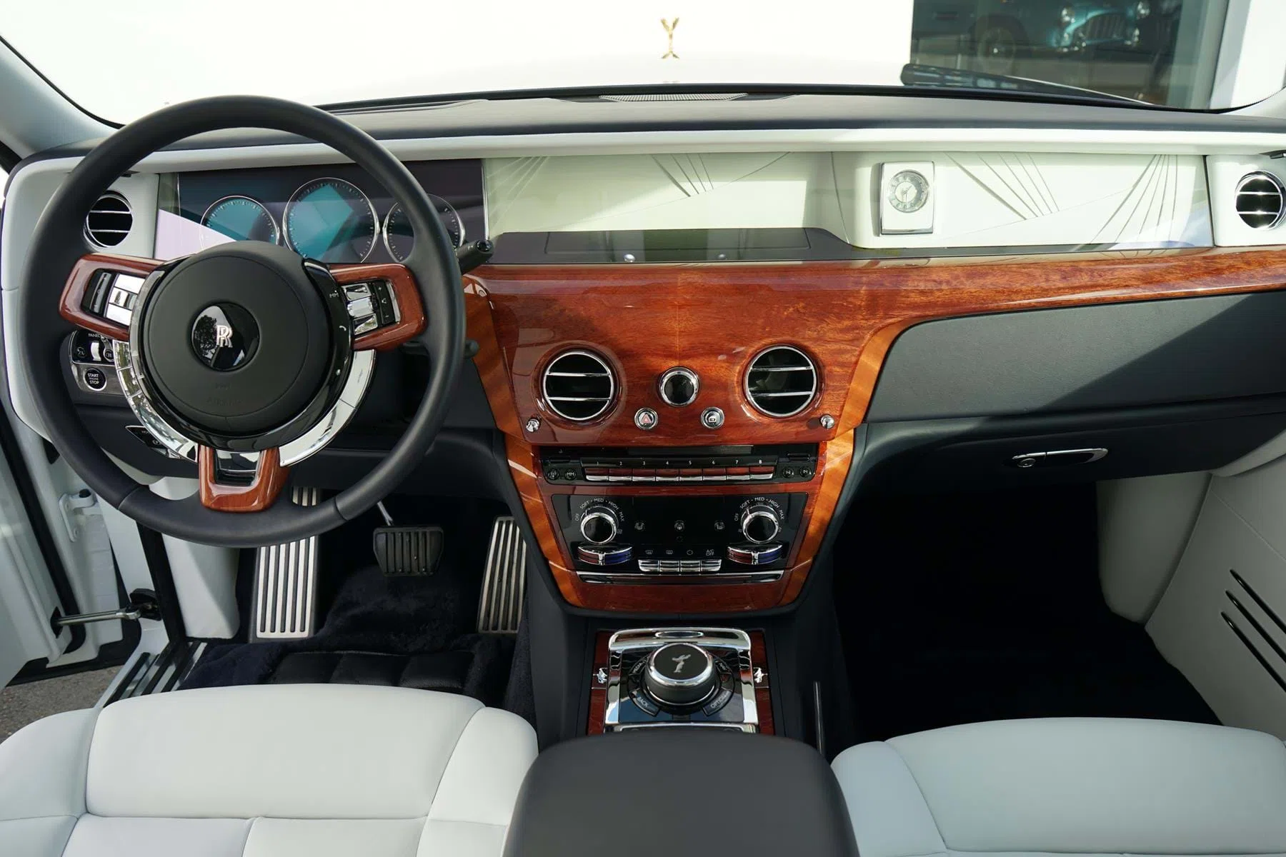 2017 Rolls-Royce Phantom VIII English White & Iguazu Blue interior, dashboard, Arctic White & Navy Blue