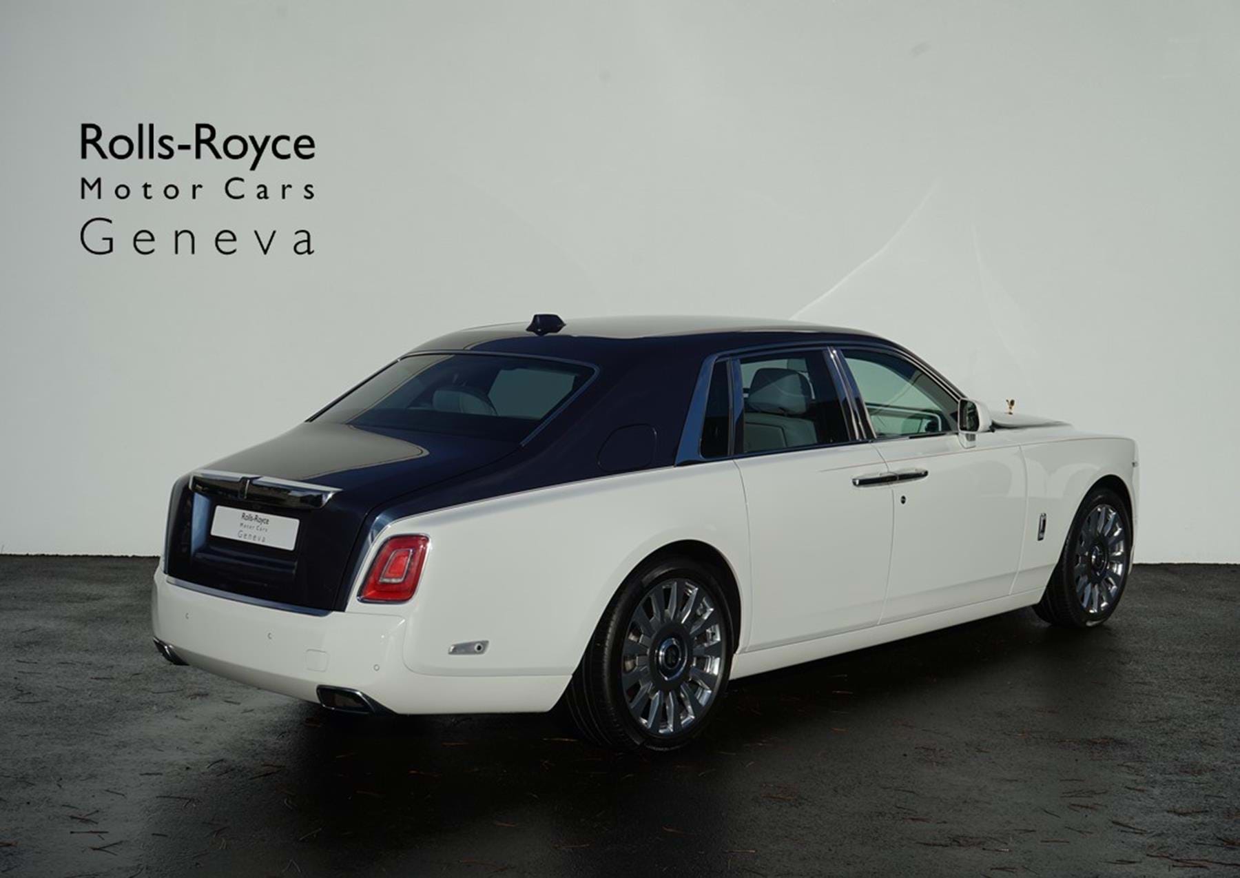 2017 Rolls-Royce Phantom VIII English White & Iguazu Blue, 10/20