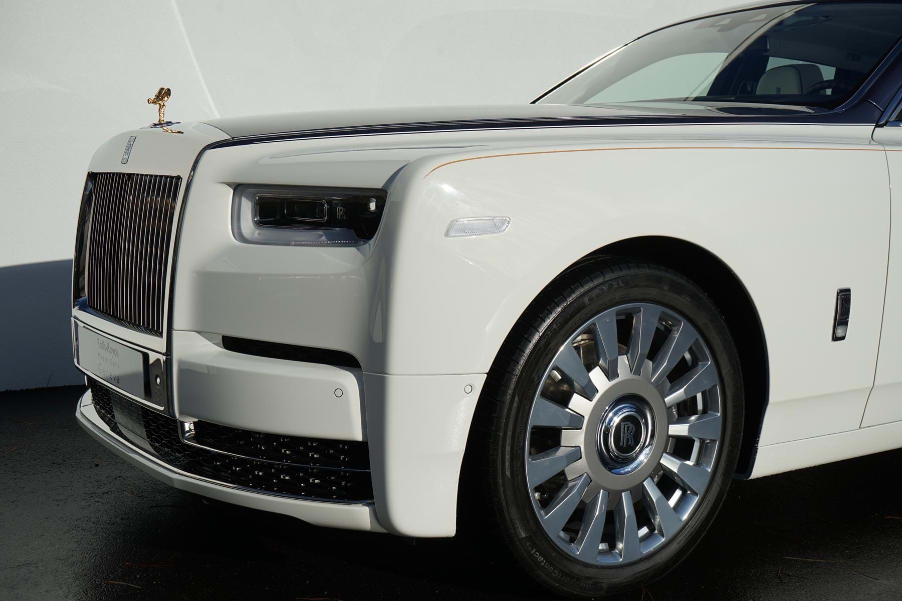 2017 Rolls-Royce Phantom VIII English White & Iguazu Blue, 13/20