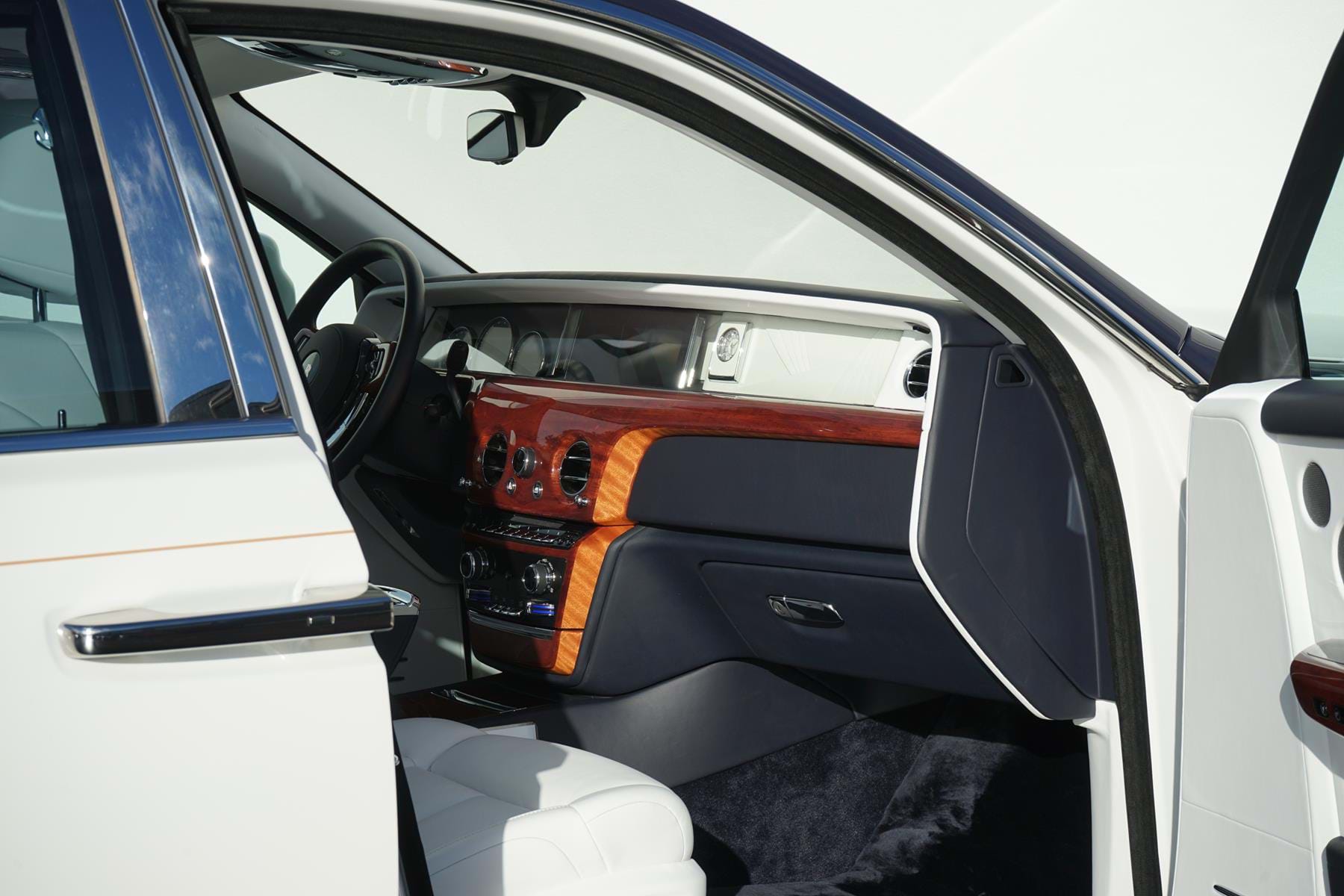 2017 Rolls-Royce Phantom VIII English White & Iguazu Blue, 15/20