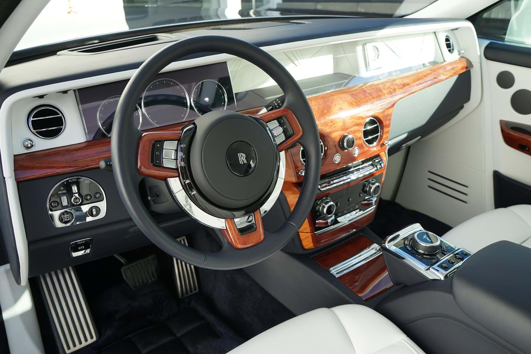 2017 Rolls-Royce Phantom VIII English White & Iguazu Blue, 16/20