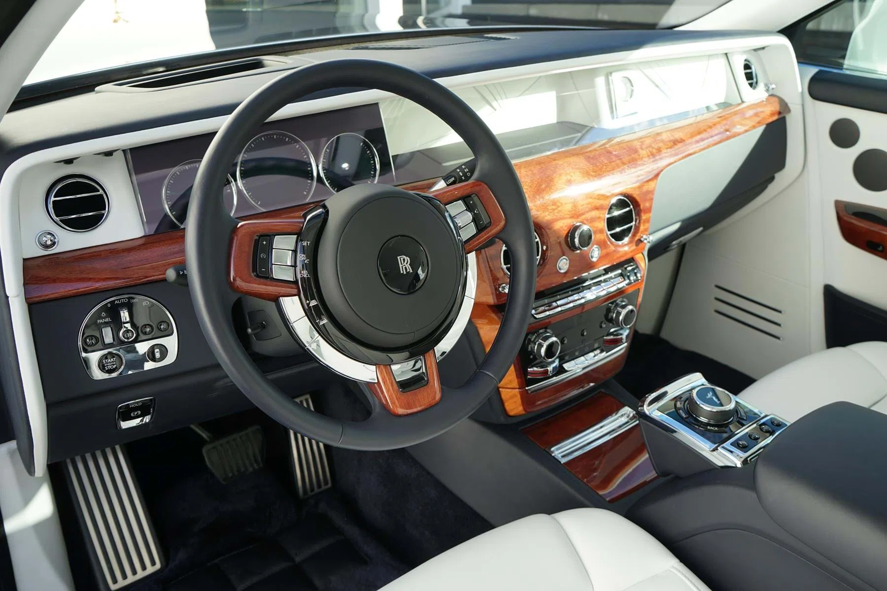 2017 Rolls-Royce Phantom VIII English White & Iguazu Blue interior, dashboard, Arctic White & Navy Blue