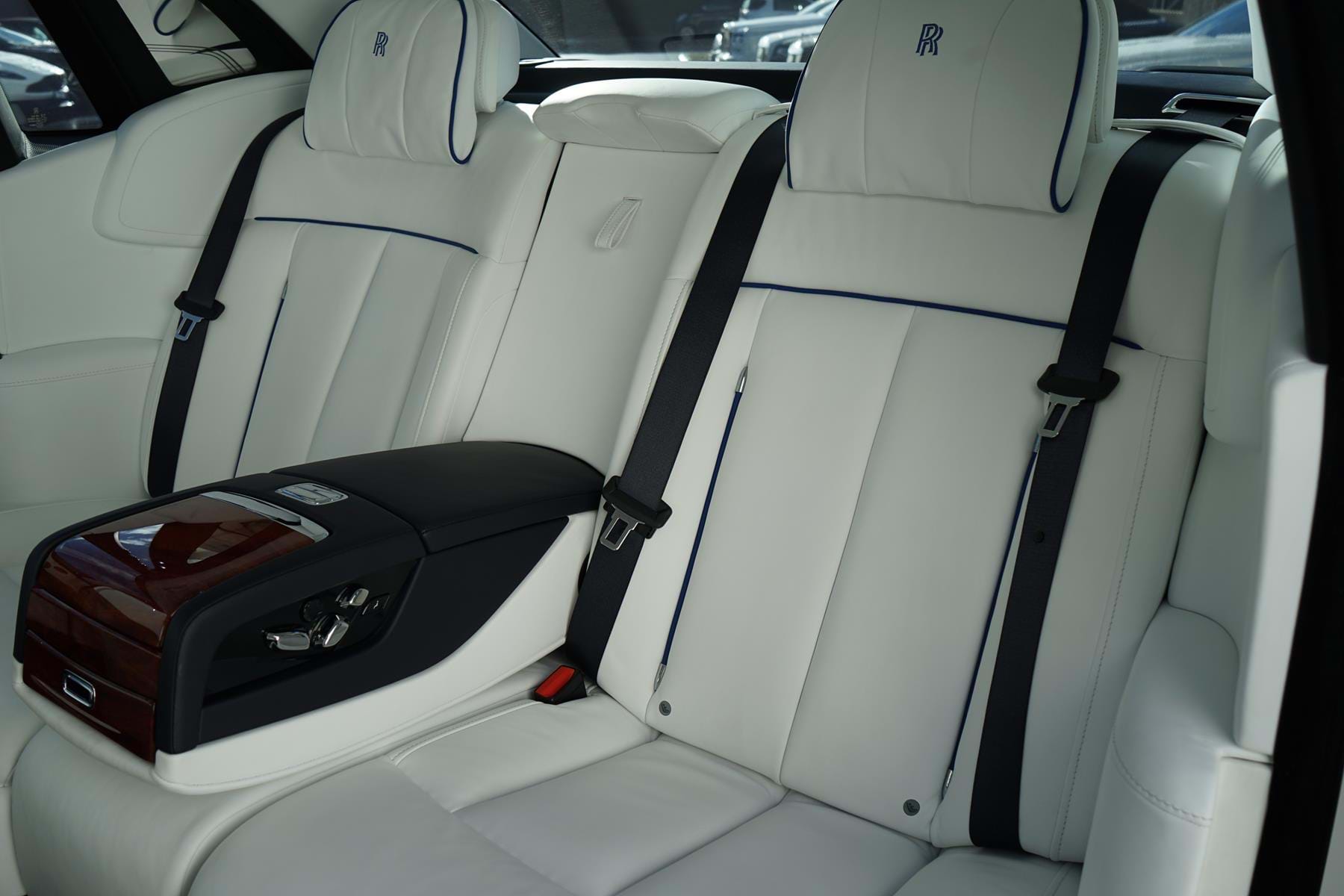 2017 Rolls-Royce Phantom VIII English White & Iguazu Blue, 17/20