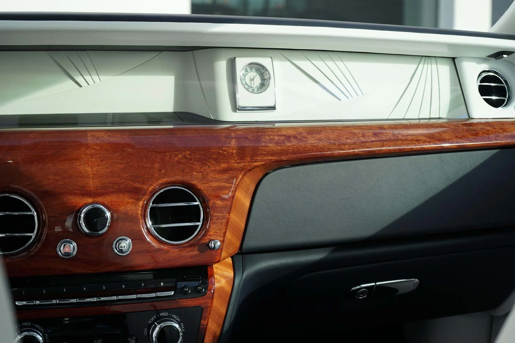 2017 Rolls-Royce Phantom VIII English White & Iguazu Blue interior, Arctic White & Navy Blue