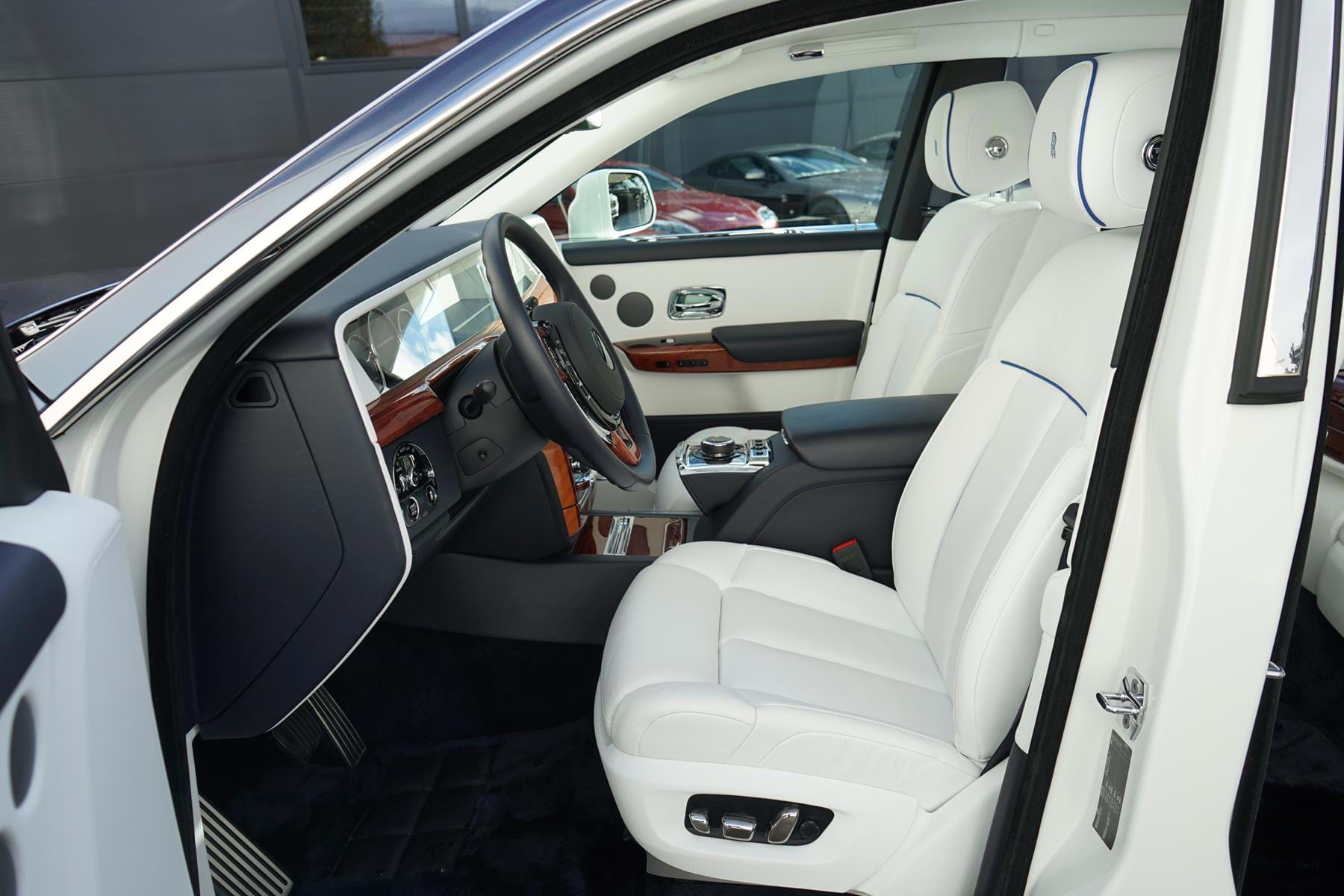 2017 Rolls-Royce Phantom VIII English White & Iguazu Blue, 19/20
