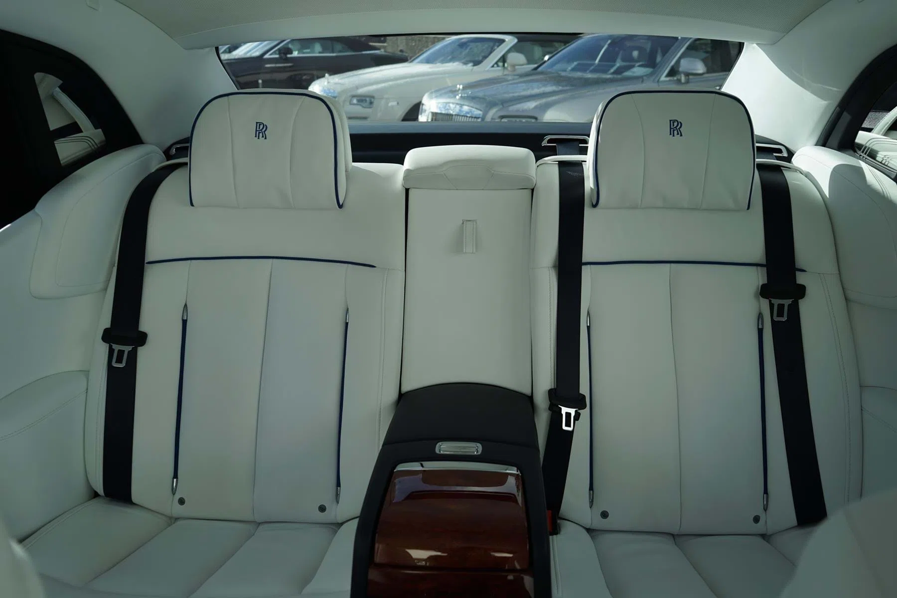 2017 Rolls-Royce Phantom VIII English White & Iguazu Blue interior, seats, Arctic White & Navy Blue