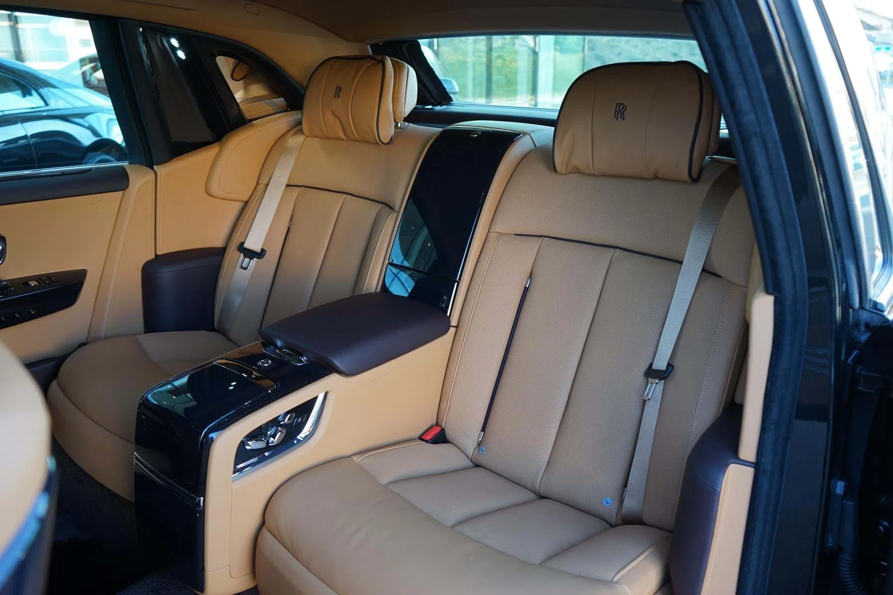 2019 Rolls-Royce Phantom VIII Extended Wheelbase interior, seats, Tan & Dark Spice