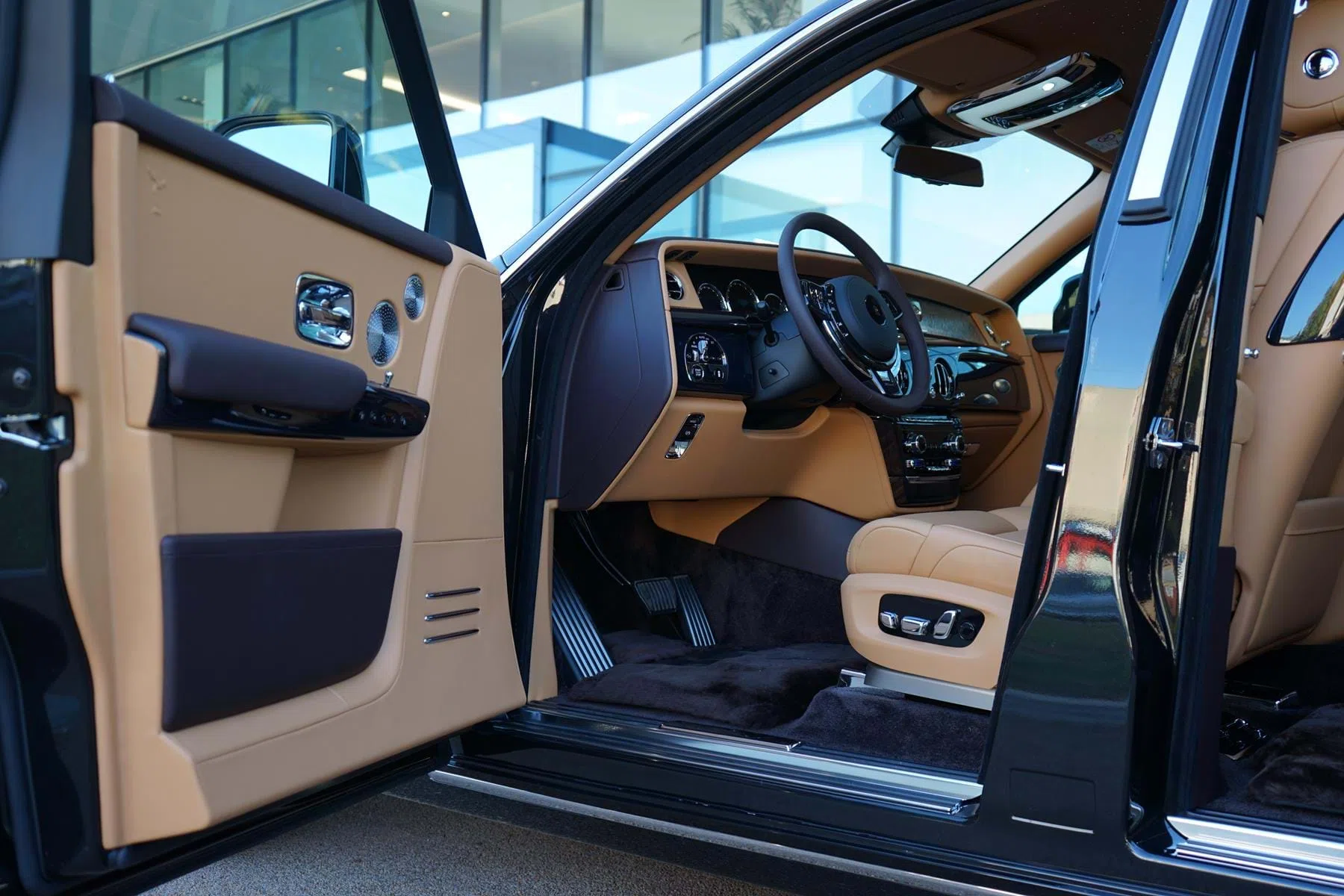 2019 Rolls-Royce Phantom VIII Extended Wheelbase interior, door panel, Tan & Dark Spice