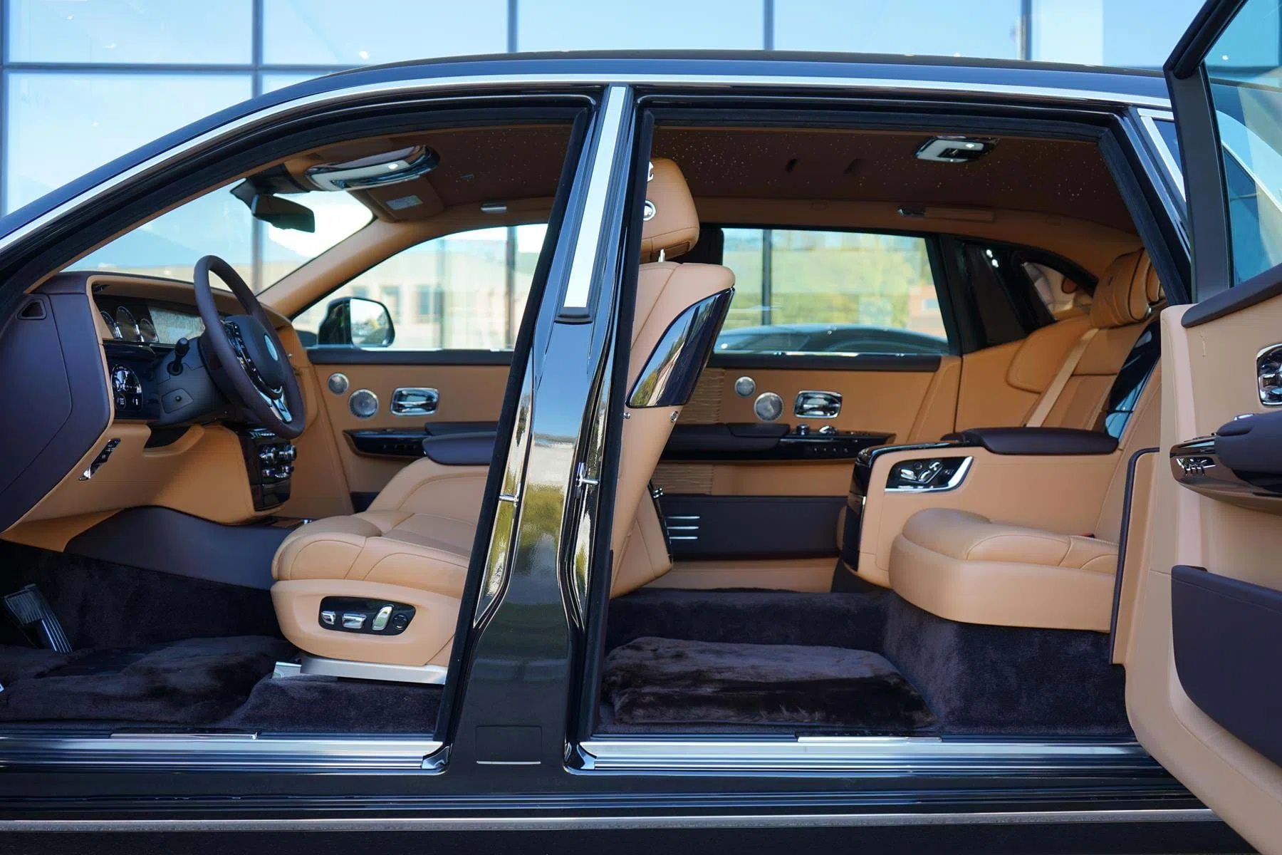 2019 Rolls-Royce Phantom VIII Extended Wheelbase interior, Tan & Dark Spice