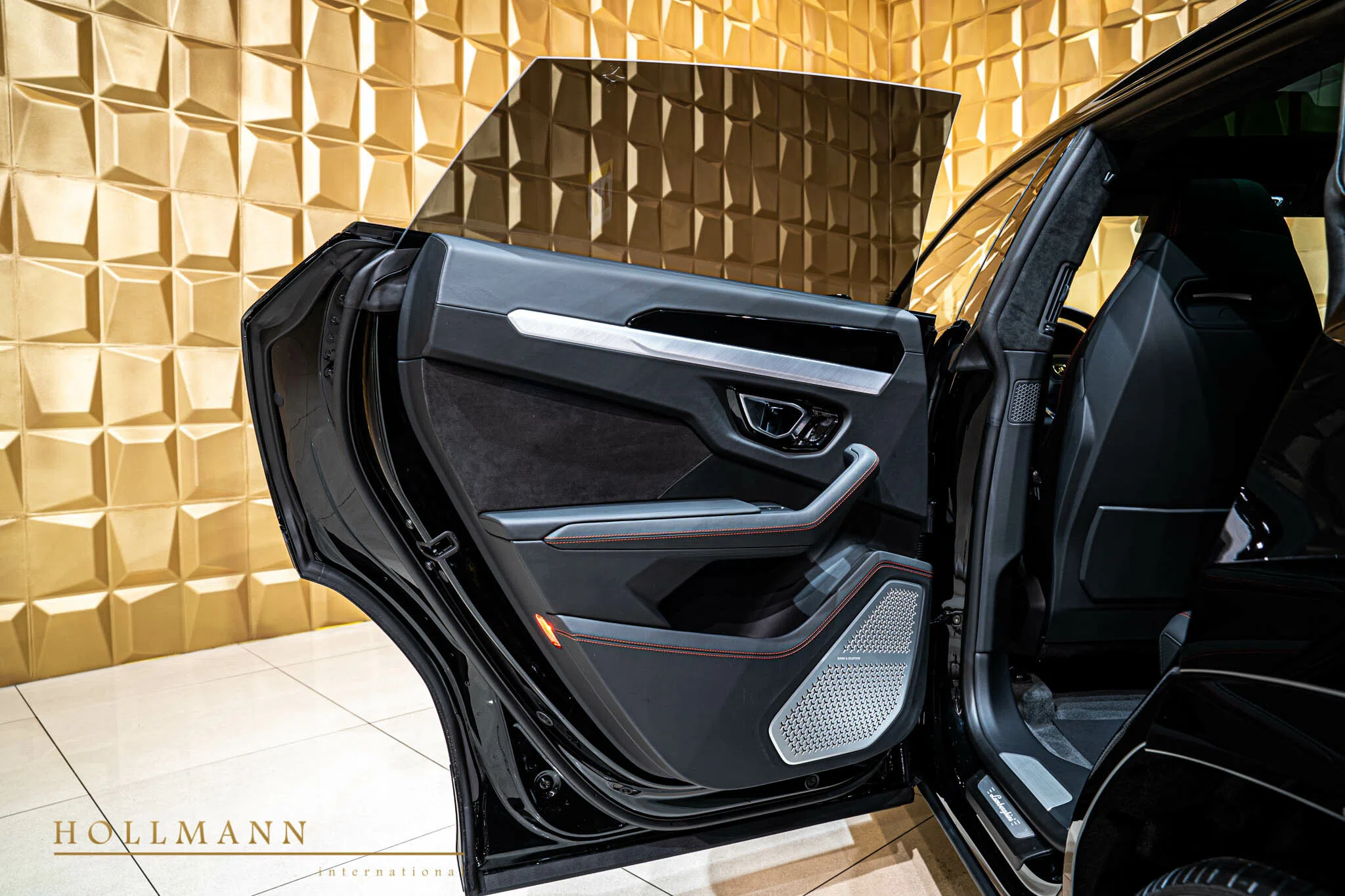 2022 Lamborghini Urus interior, door panel