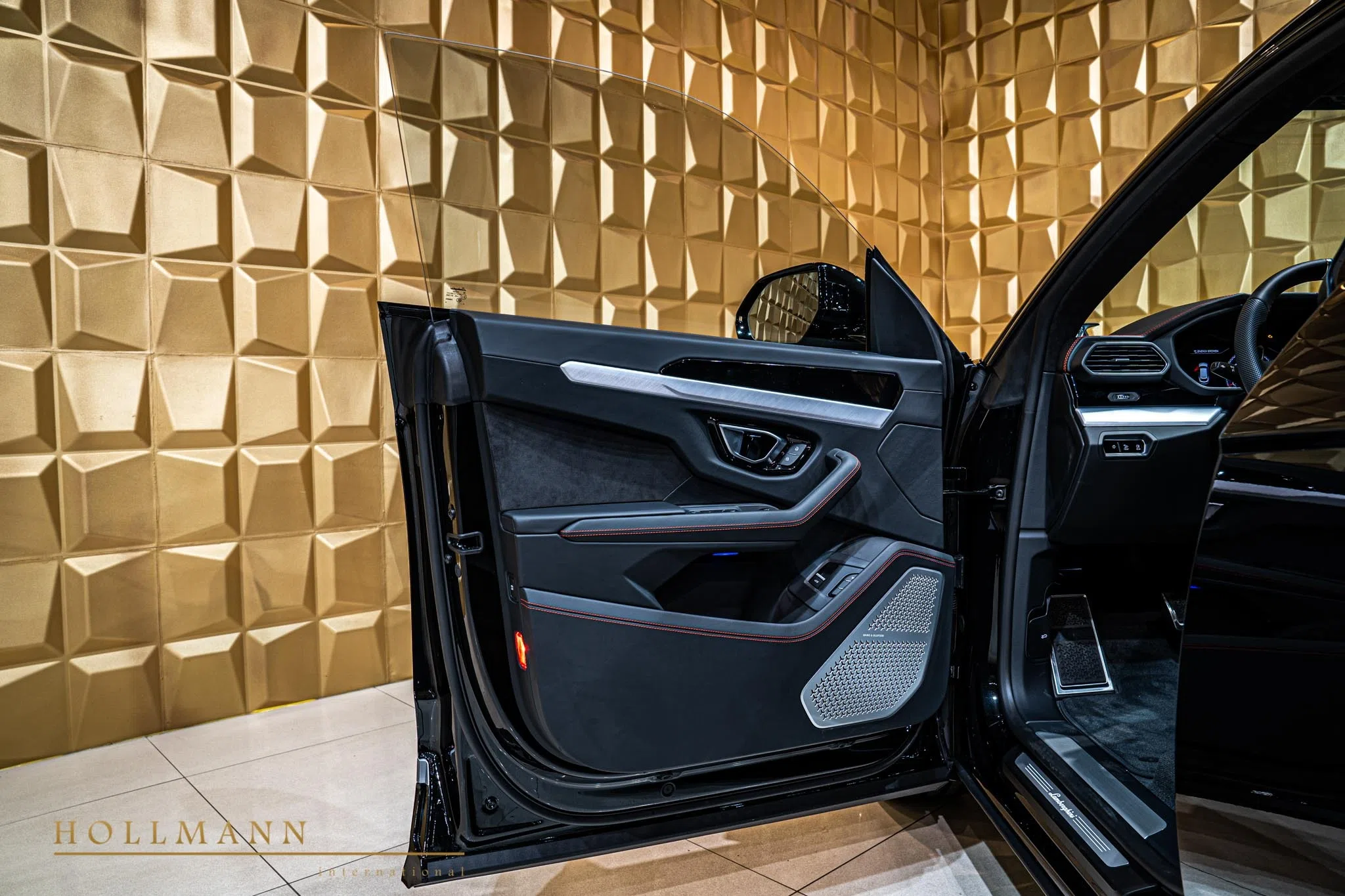 2022 Lamborghini Urus interior, door panel