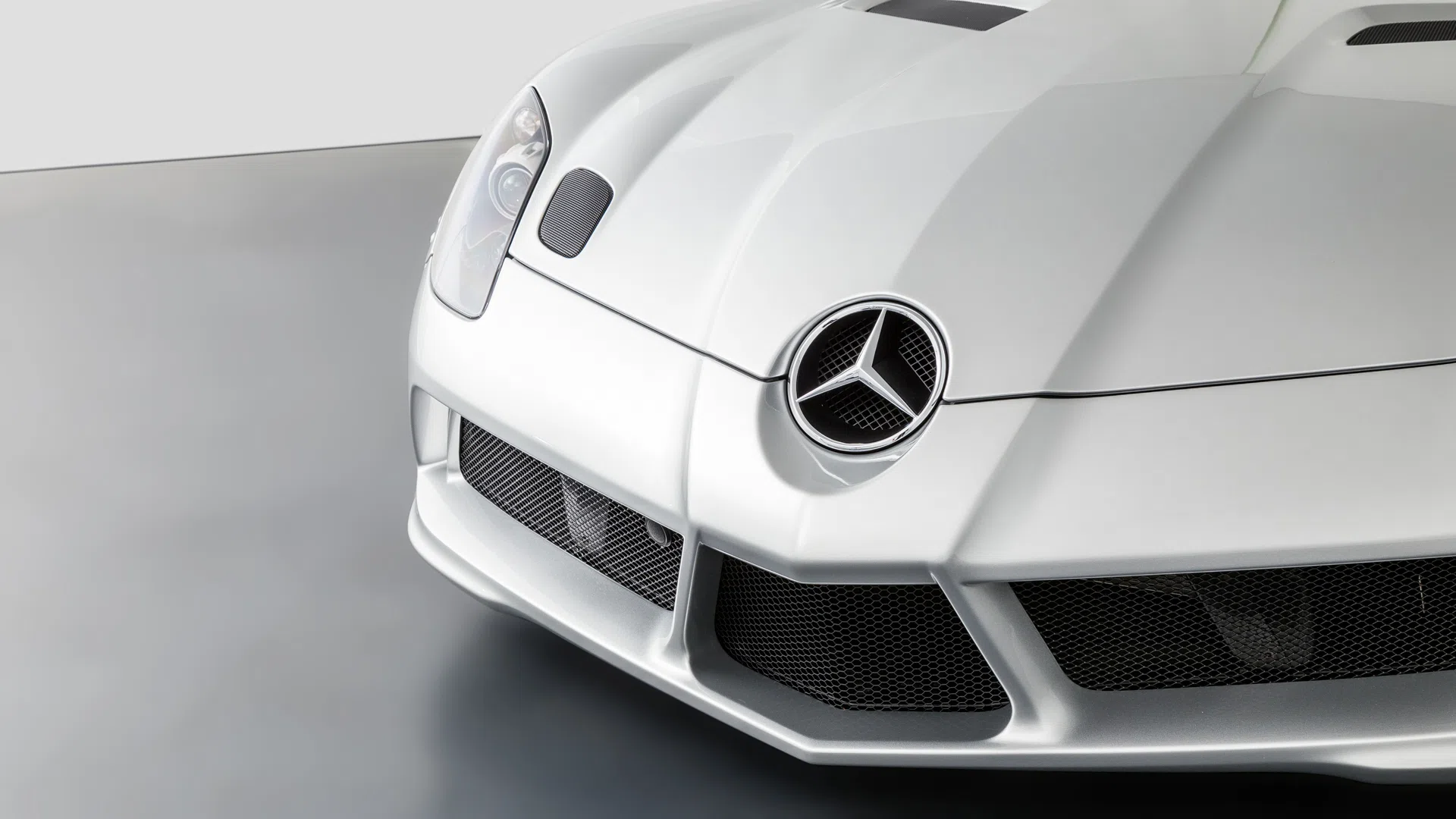 2010 Mercedes-Benz SLR McLaren Stirling Moss for sale, exterior, 977U Crystal Laurit Silber metallic