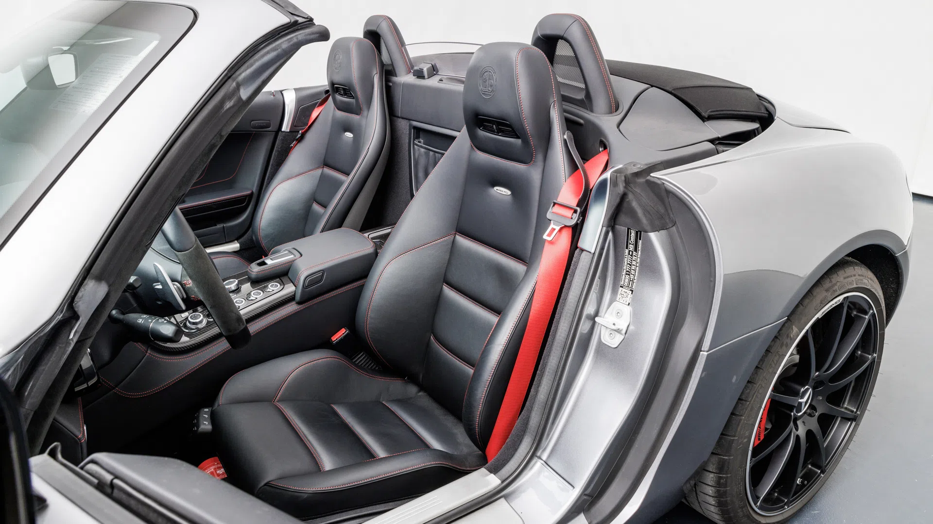 2014 Mercedes-Benz SLS AMG GT Roadster interior, seats