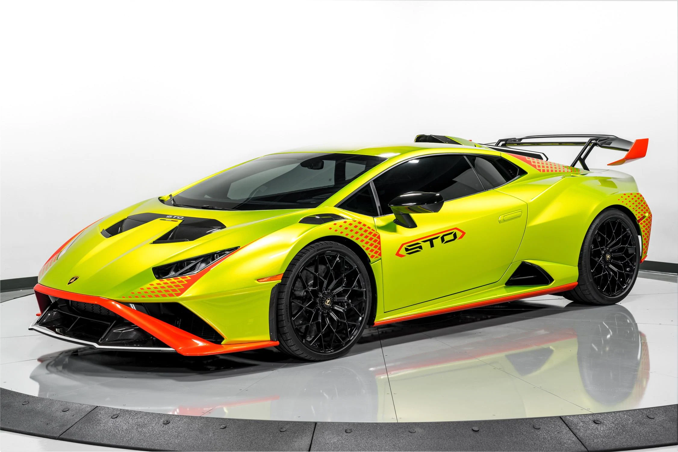 2022 Lamborghini Huracan STO