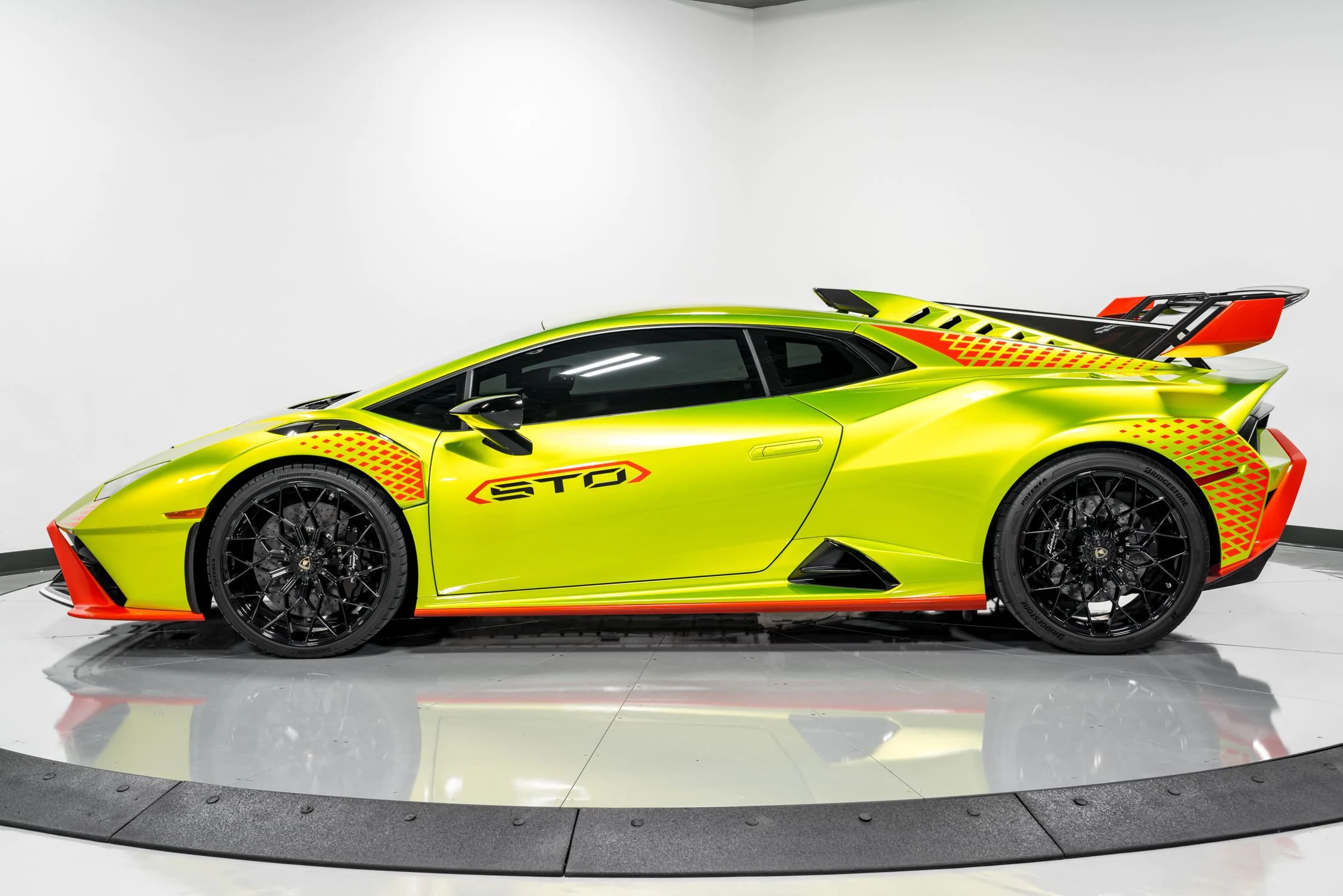 2022 Lamborghini Huracan STO, 2/21