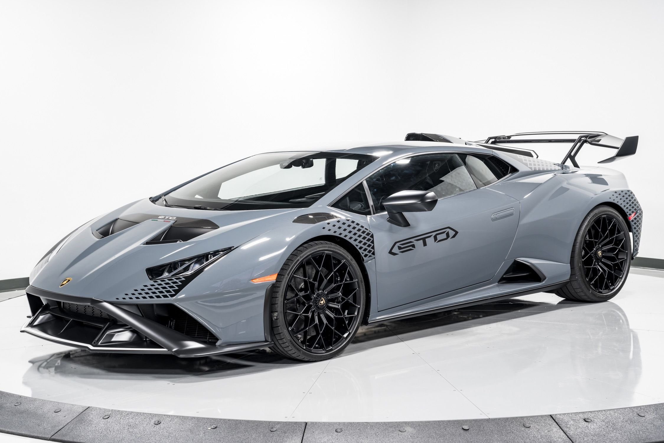 2022 Lamborghini Huracan STO