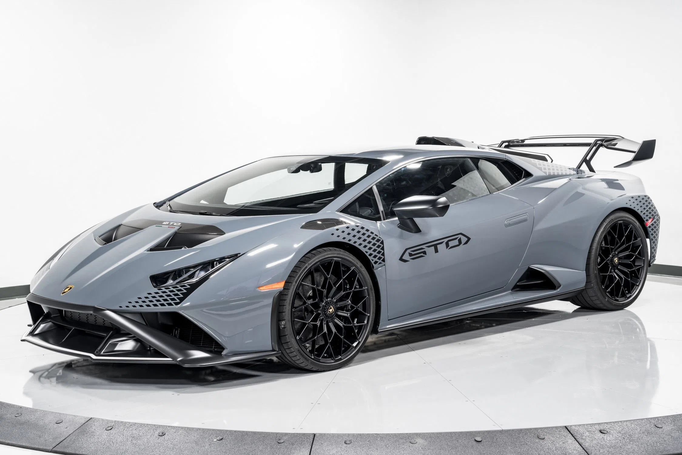 2022 Lamborghini Huracan STO
