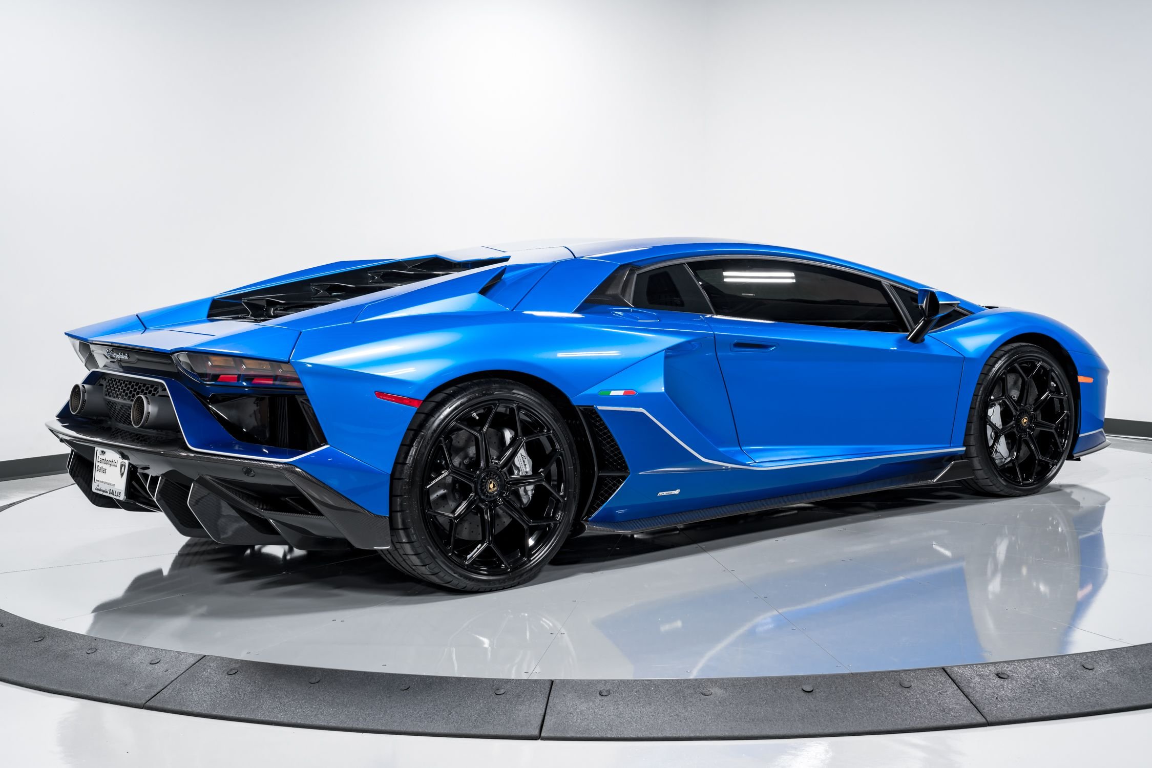 2022 Lamborghini Aventador Ultimae, 2/13