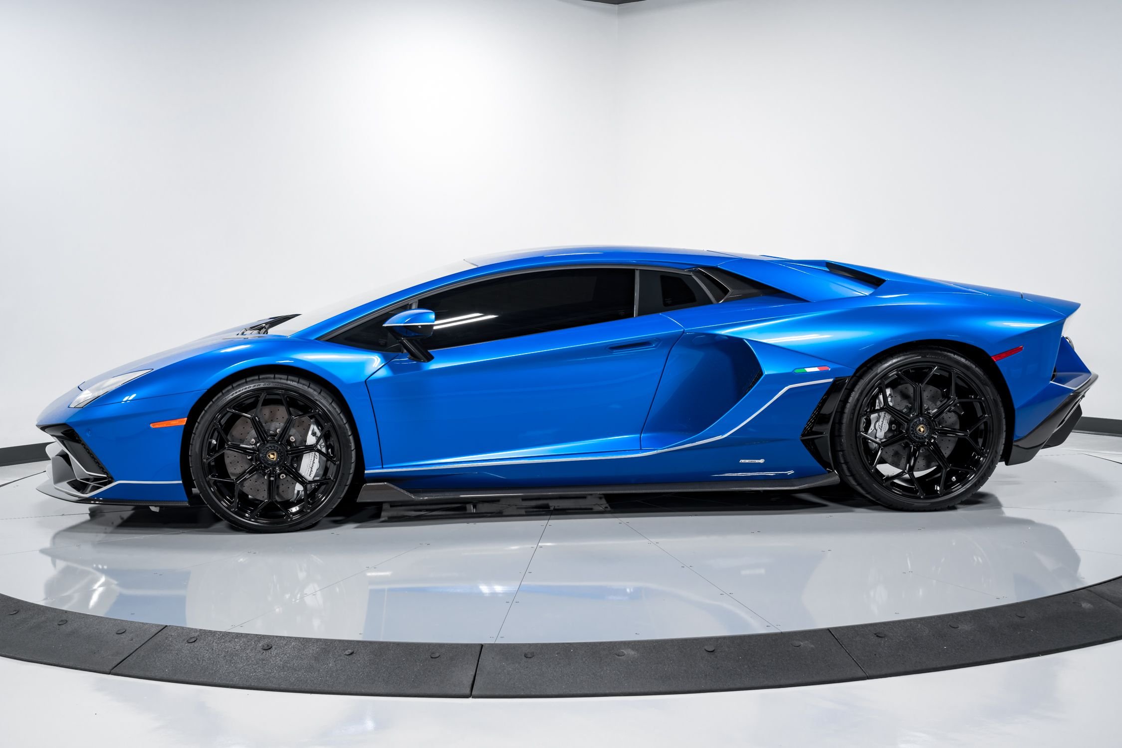 2022 Lamborghini Aventador Ultimae, 3/13