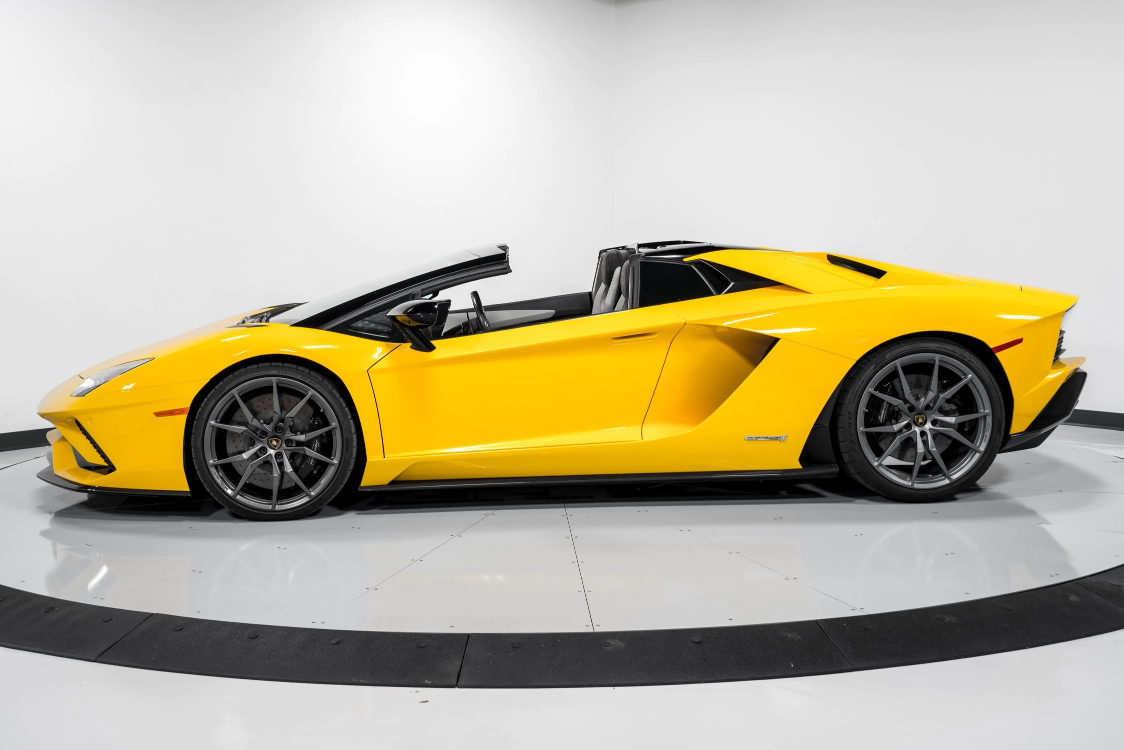 2018 Lamborghini Aventador S Roadster, 24/32