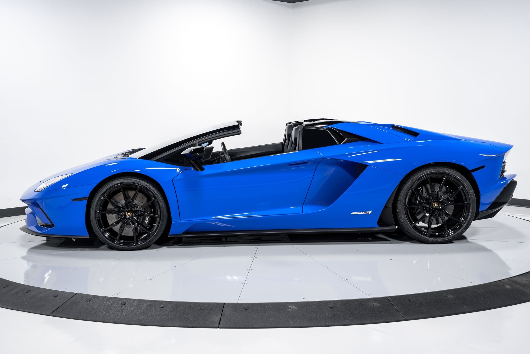 2018 Lamborghini Aventador S Roadster, 2/24