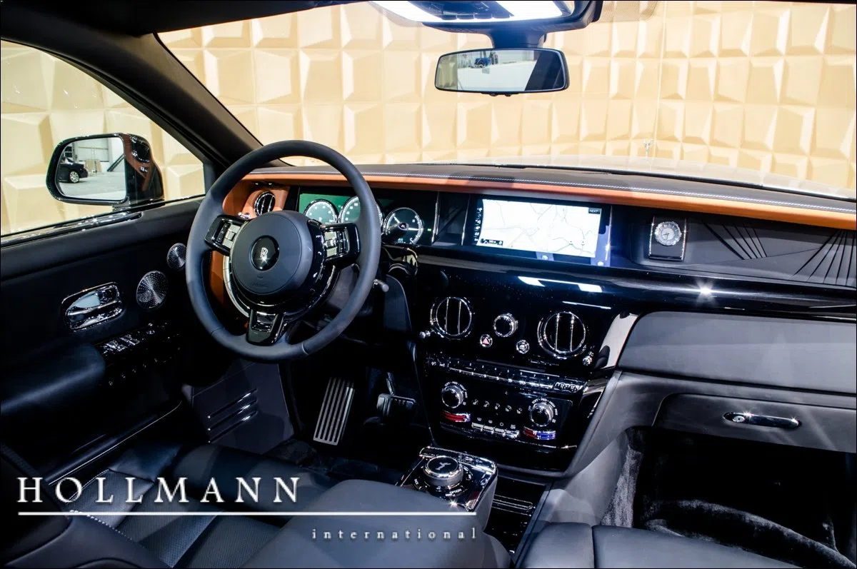 2018 Mansory Phantom VIII interior, dashboard, Black / Armagnac Lining