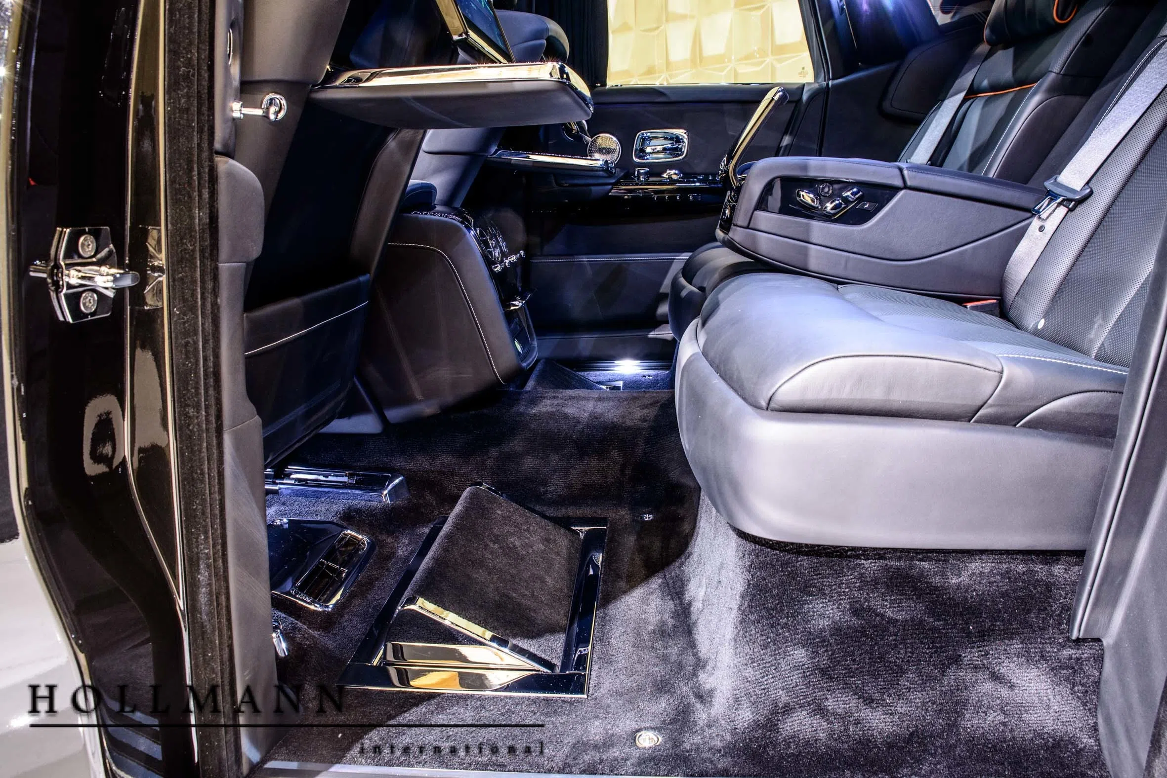 2018 Mansory Phantom VIII interior, Black / Armagnac Lining