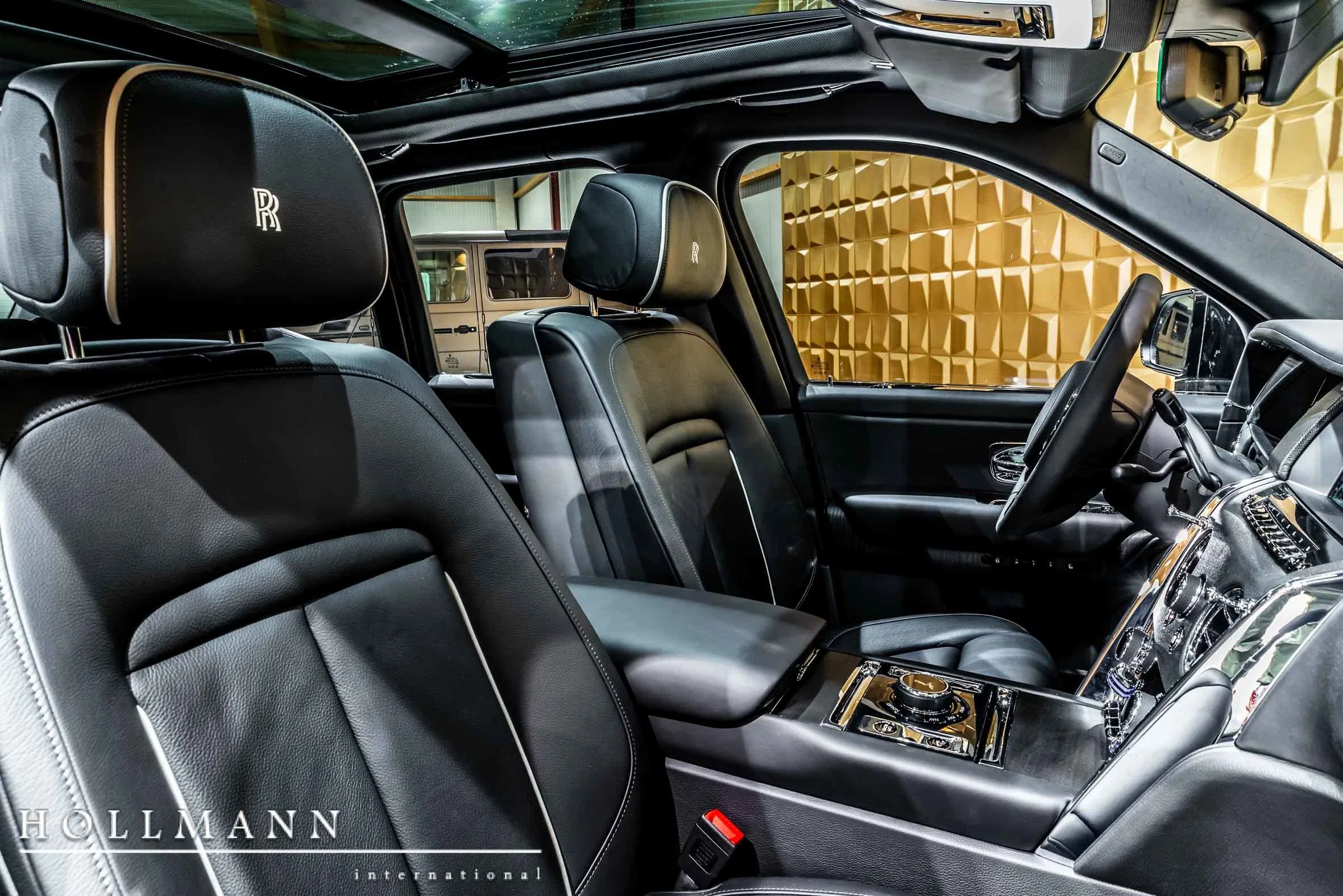 2019 Rolls-Royce Cullinan interior, seats, Black Leather Interior