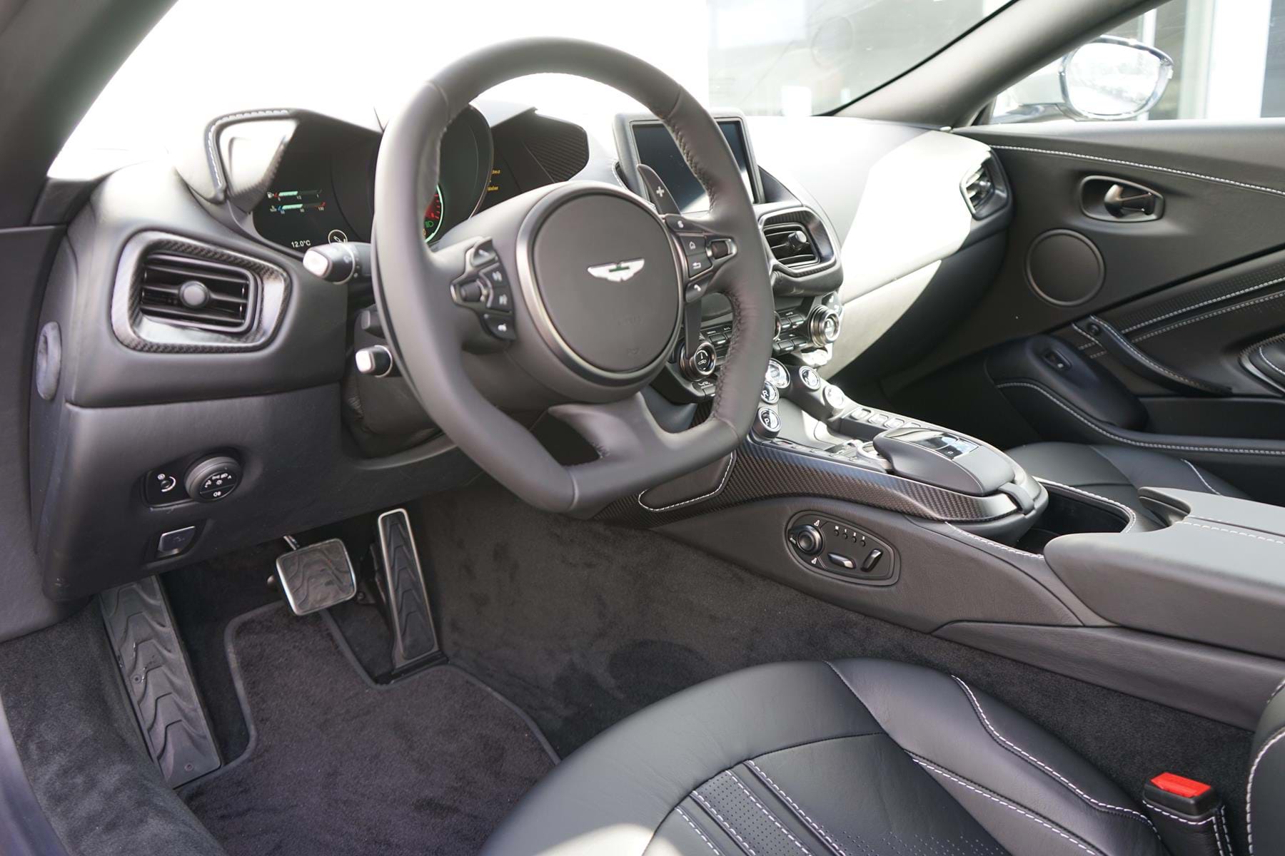 2019 Aston Martin Vantage V8, 2/16