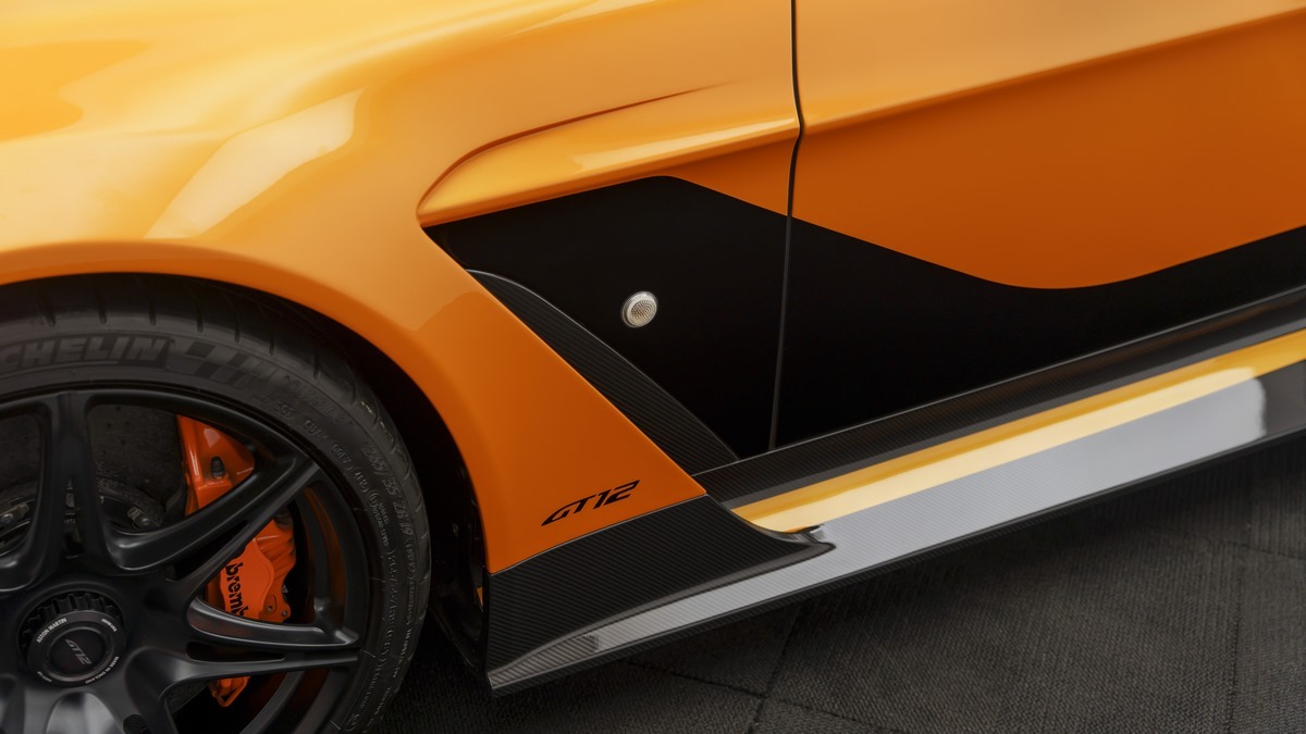 2016 Aston Martin Vantage GT12, 17/23