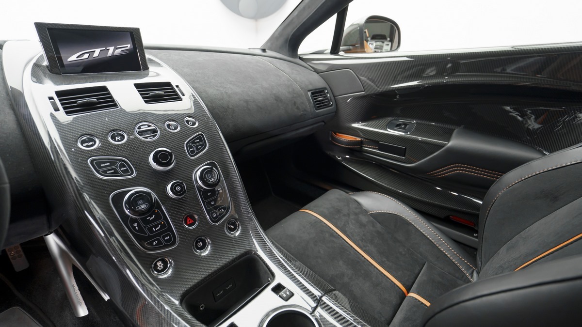 2016 Aston Martin Vantage GT12, 22/23
