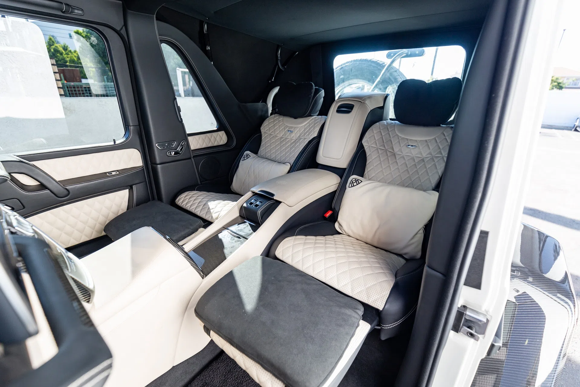 2018 Mercedes-Maybach G 650 Landaulet interior, seats, White and Black
