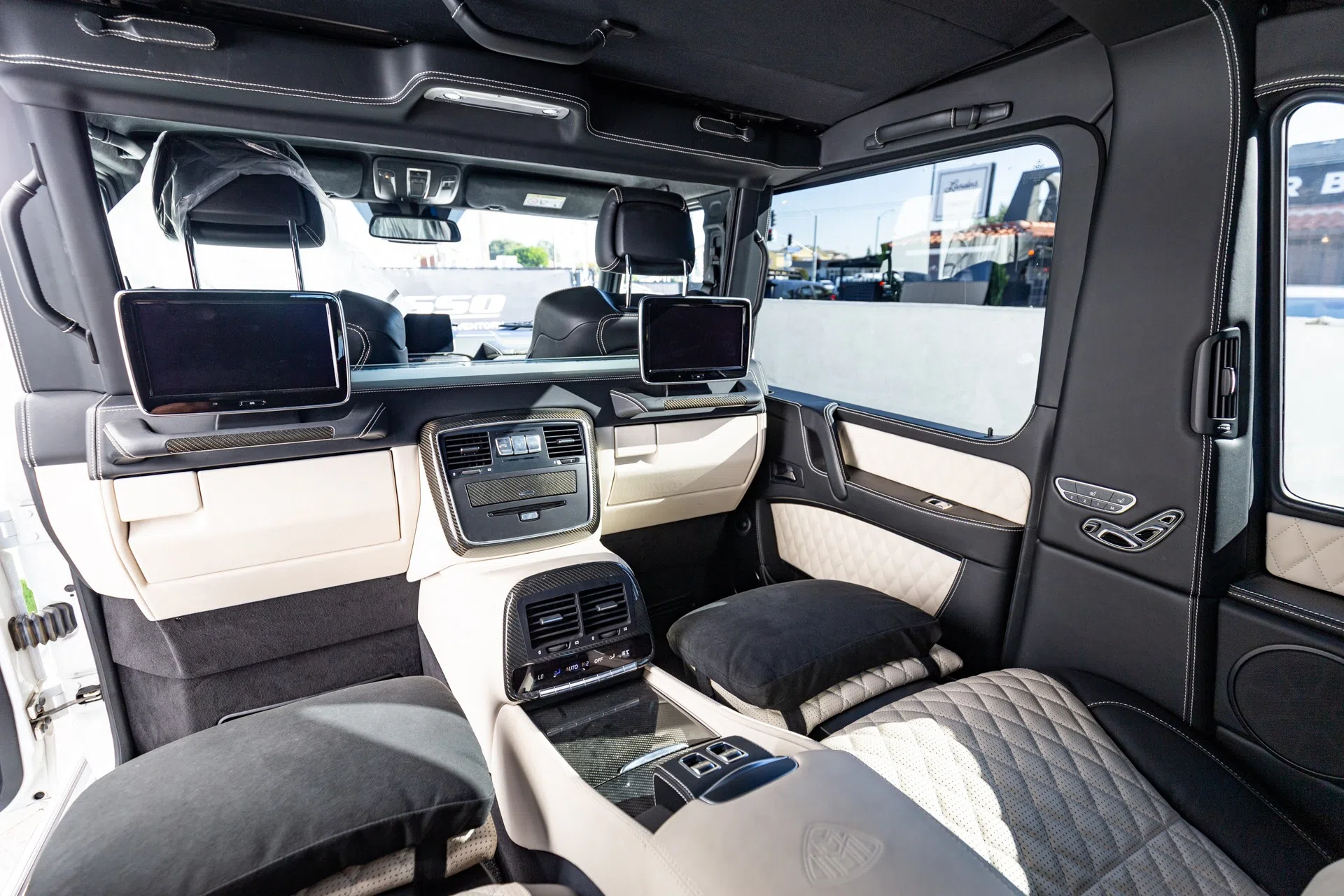 2018 Mercedes-Maybach G 650 Landaulet interior, seats, White and Black