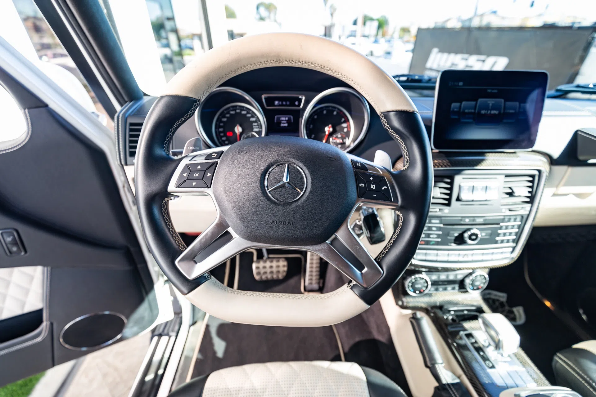 2018 Mercedes-Maybach G 650 Landaulet interior, White and Black