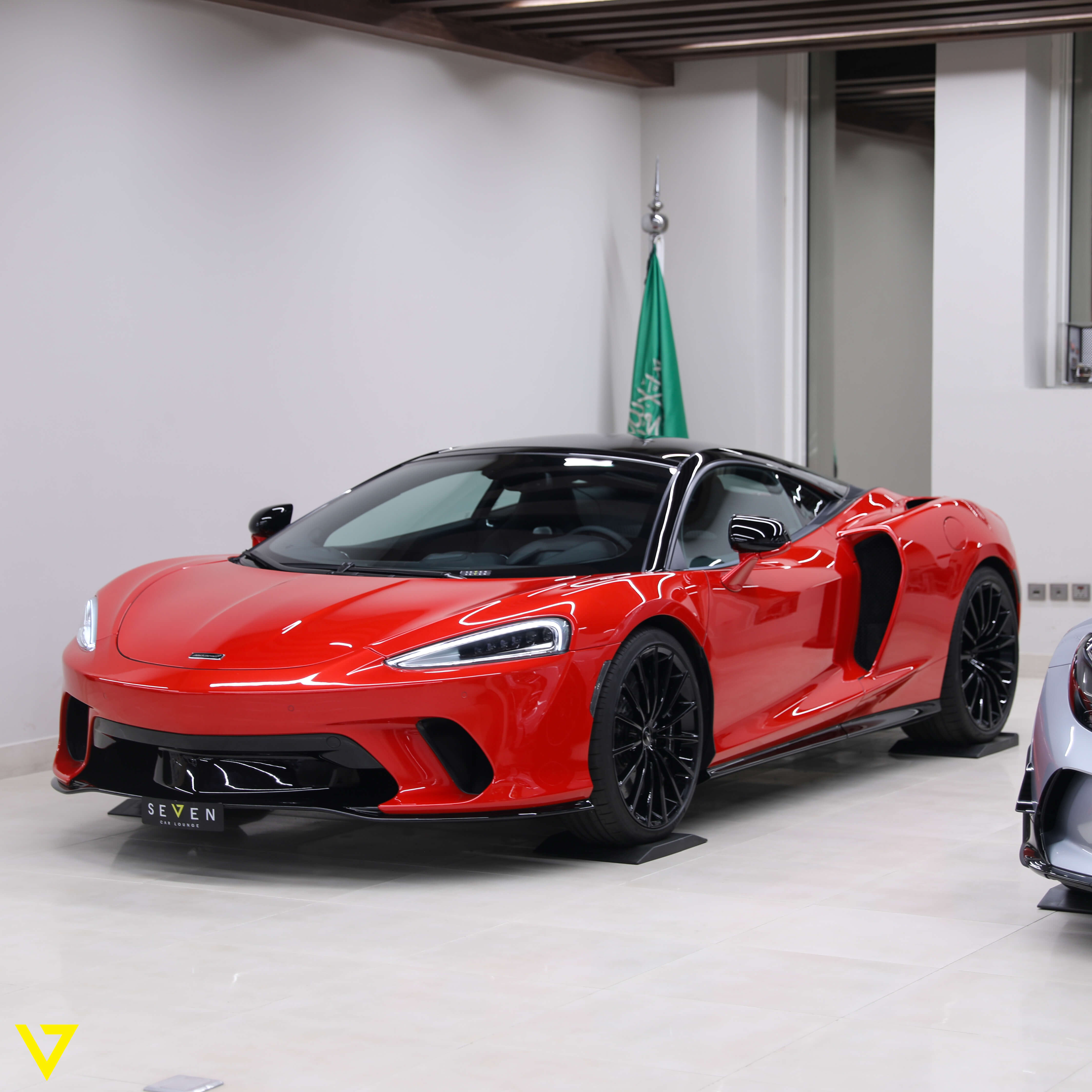 McLaren GT, 2/13