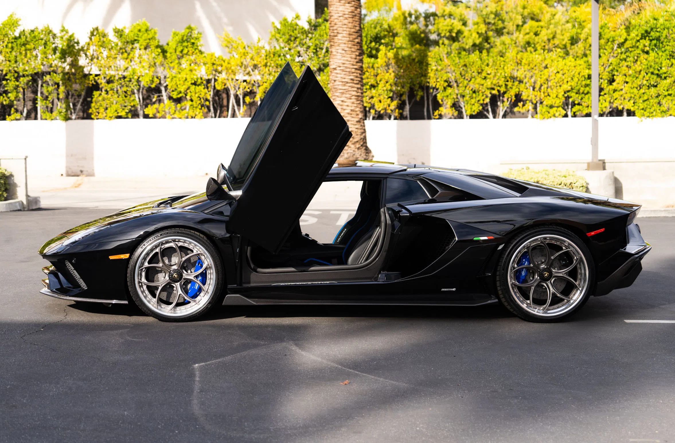 2022 Lamborghini Aventador LP 780-4 Ultimae Roadster, exterior, Nero Noctis