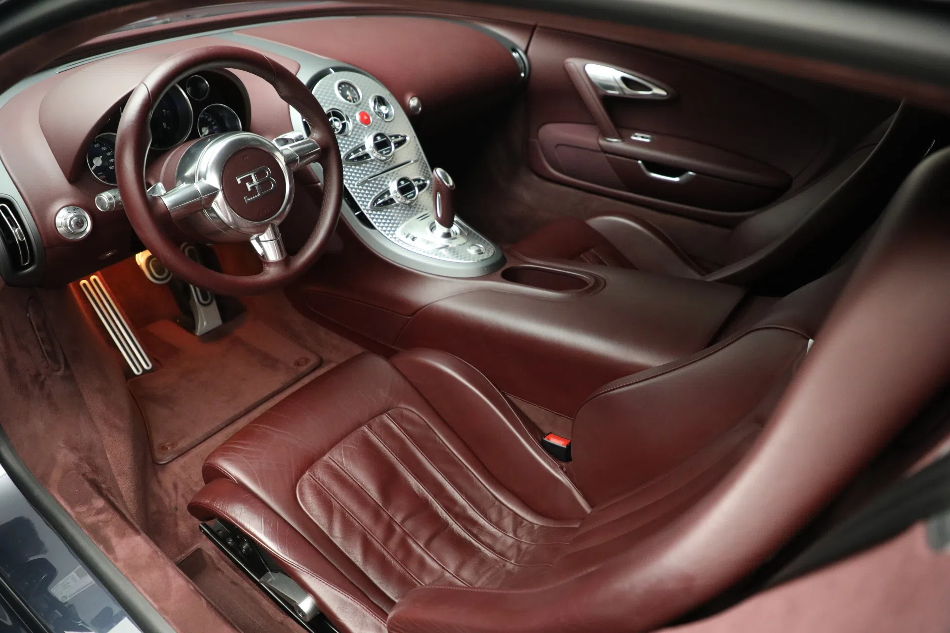 2006 Bugatti Veyron interior, BURGUNDY