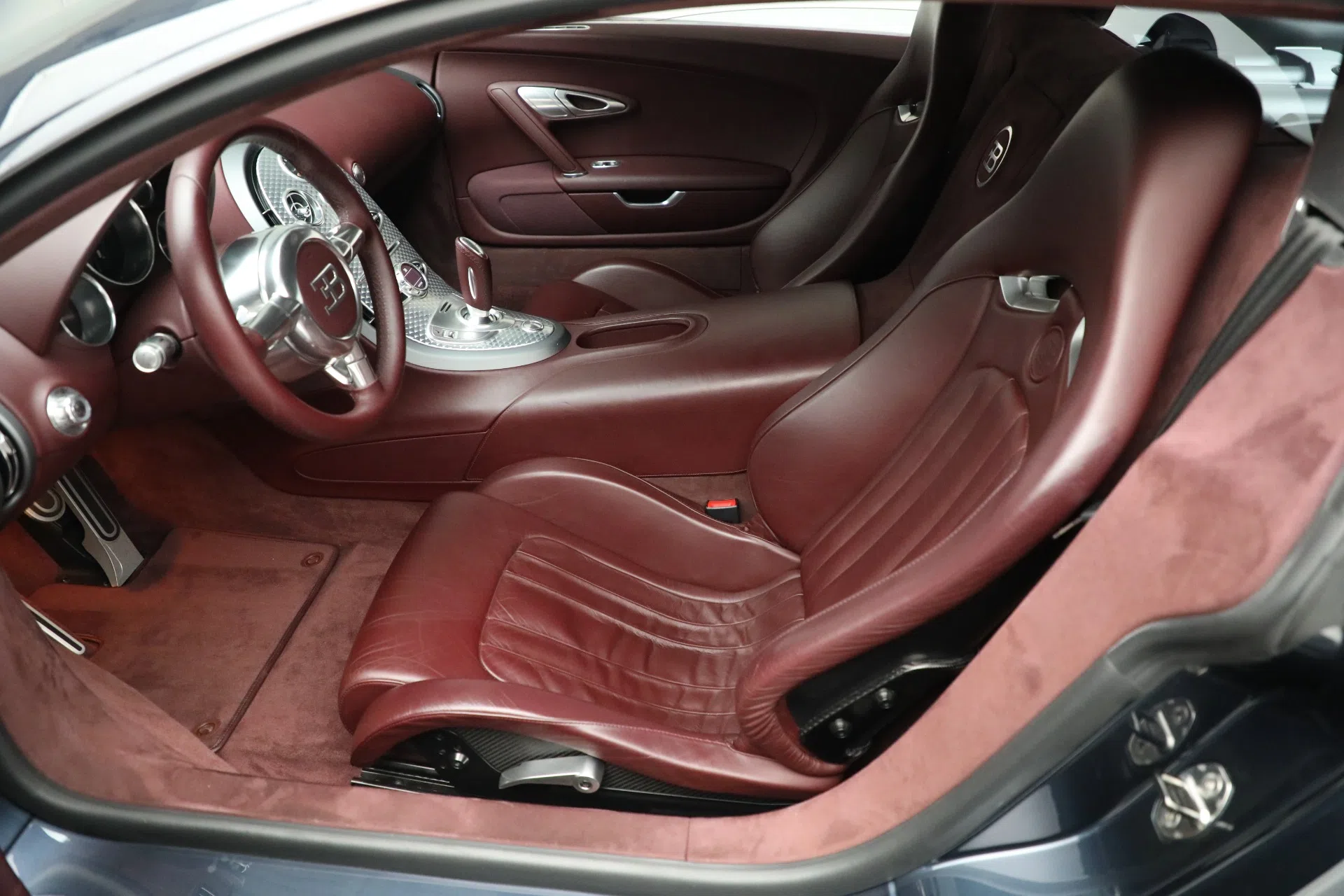 2006 Bugatti Veyron interior, seats, BURGUNDY