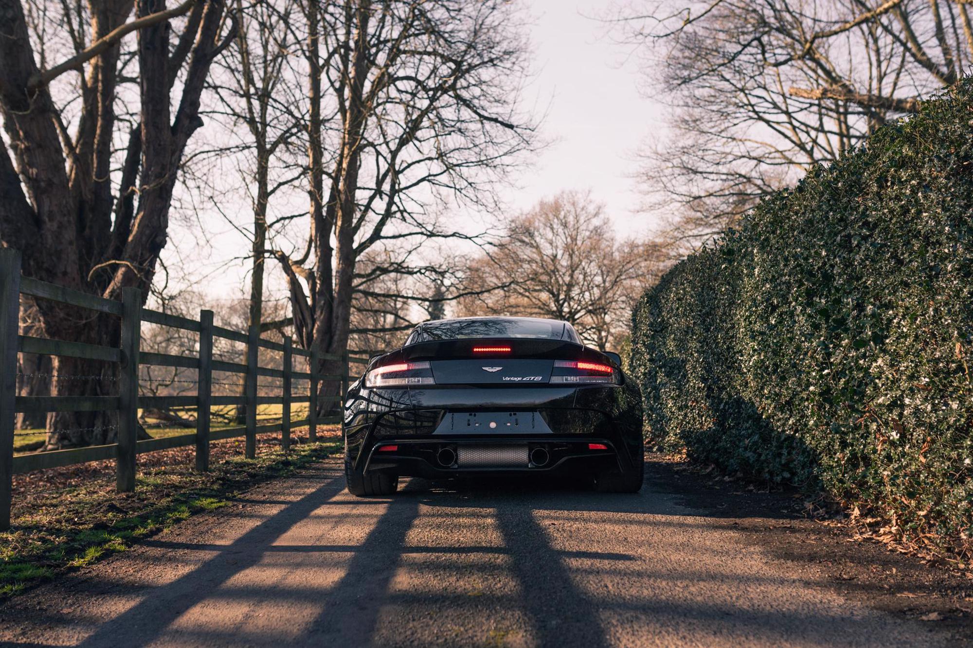 2017 Aston Martin Vantage V8, 15/18