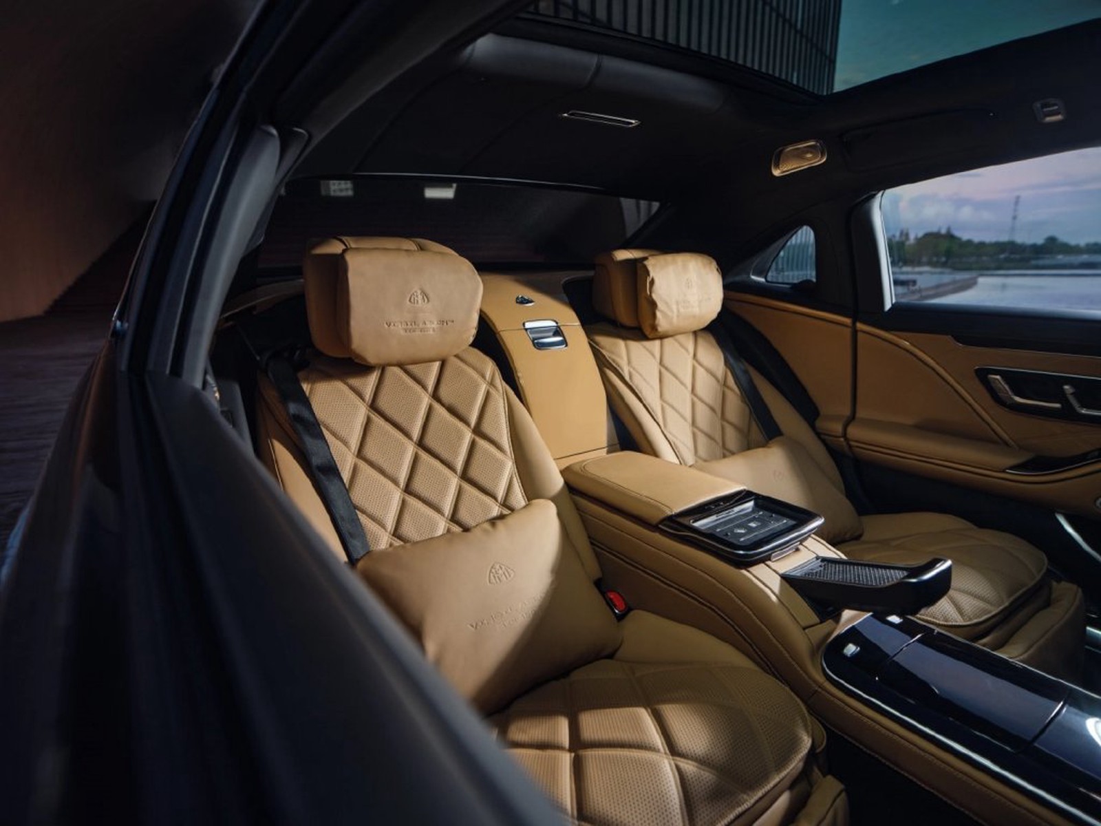 2022 Mercedes-Maybach S680 4M VIRGIL ABLOH, 4/10