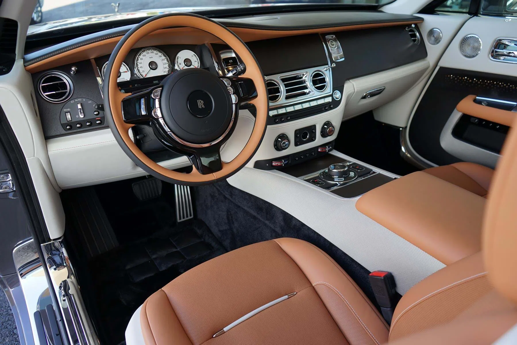 2018 Rolls-Royce Wraith MY2108 Luminary interior, Saddlery Tan & Seashell