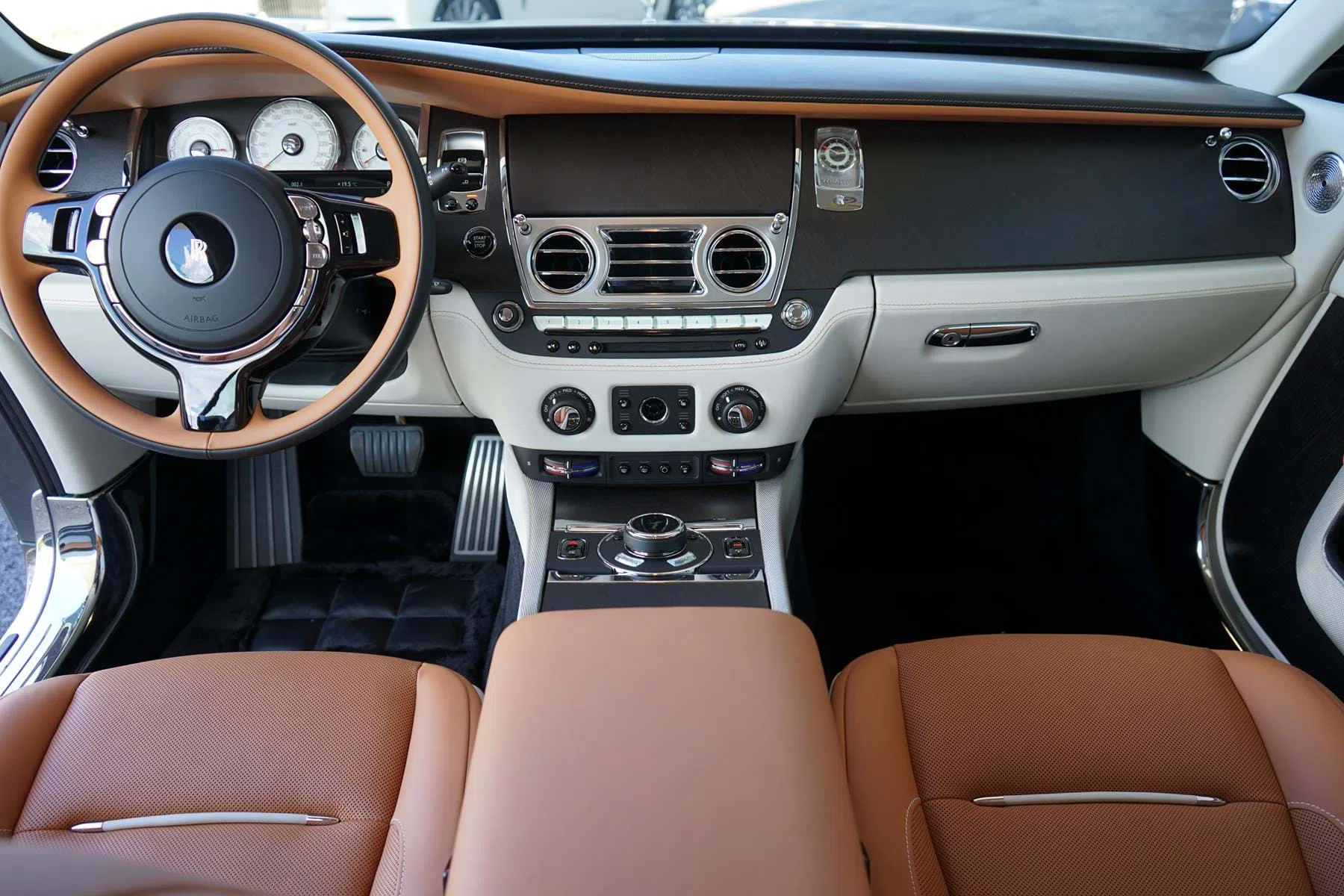 2018 Rolls-Royce Wraith MY2108 Luminary interior, Saddlery Tan & Seashell